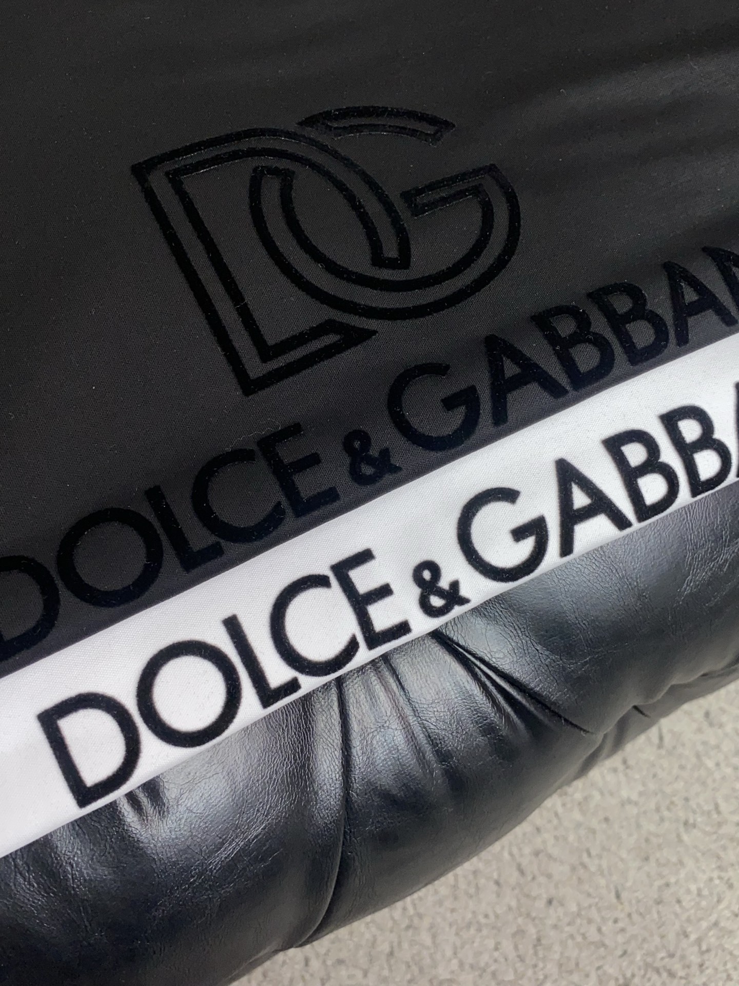 DG 2026春夏新款首发专柜最新款圆领短袖 高端订制 设计前卫时尚！品牌logo重工艺设计 高端定制双