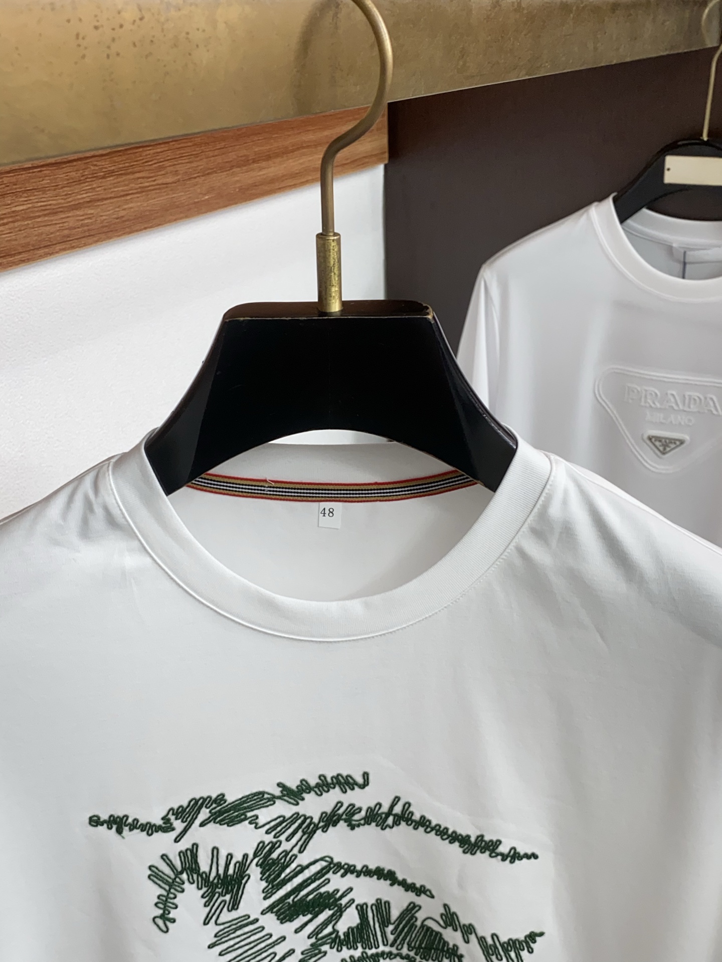 巴宝莉 2026春夏新款首发专柜最新款圆领短袖 高端订制 设计前卫时尚！品牌logo重工艺设计 高端定制