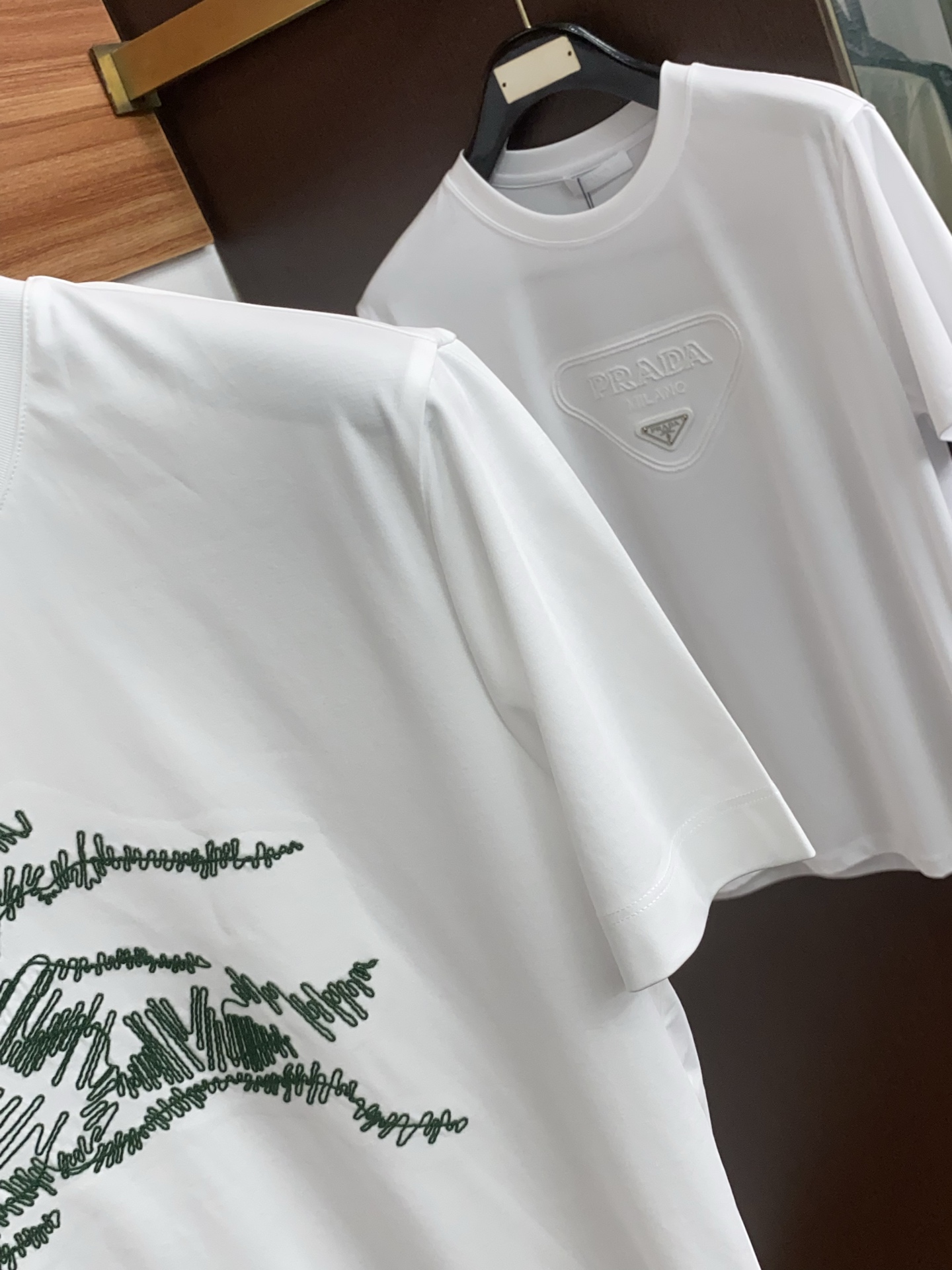 巴宝莉 2026春夏新款首发专柜最新款圆领短袖 高端订制 设计前卫时尚！品牌logo重工艺设计 高端定制