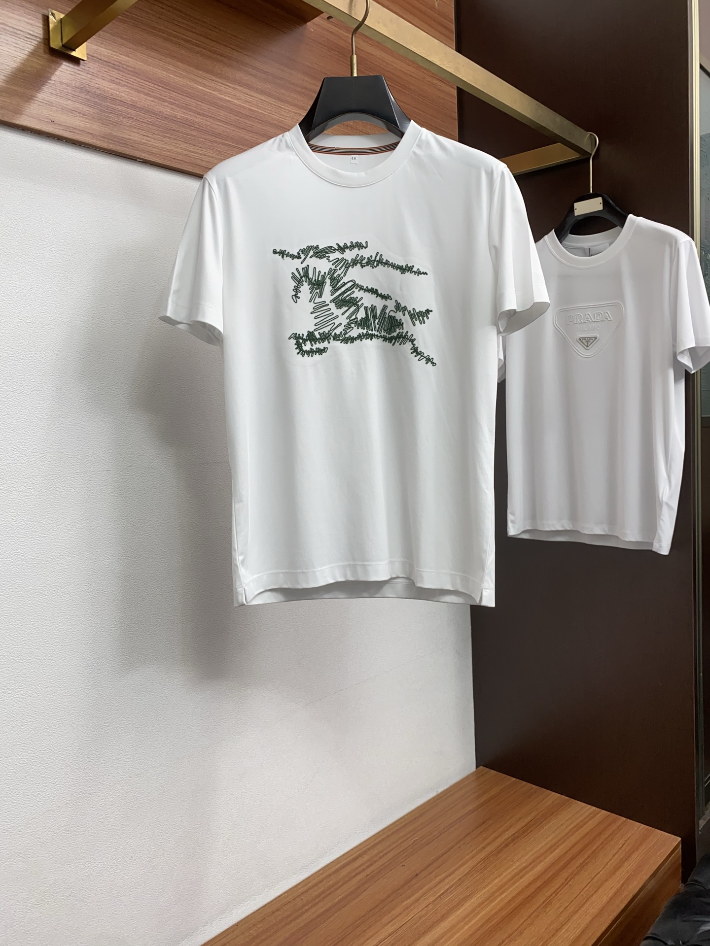 巴宝莉 2026春夏新款首发专柜最新款圆领短袖 高端订制 设计前卫时尚！品牌logo重工艺设计 高端定制