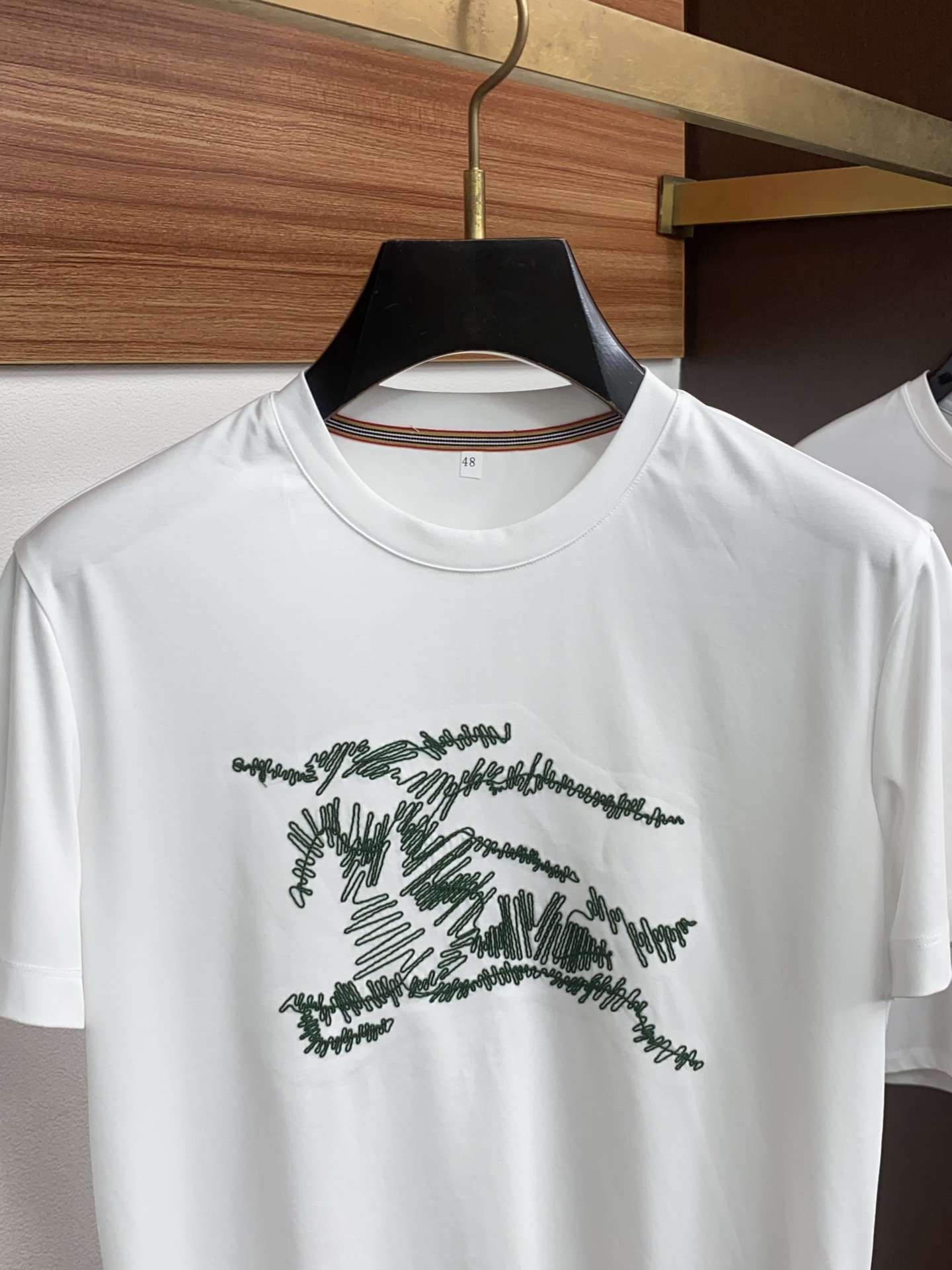 巴宝莉 2026春夏新款首发专柜最新款圆领短袖 高端订制 设计前卫时尚！品牌logo重工艺设计 高端定制