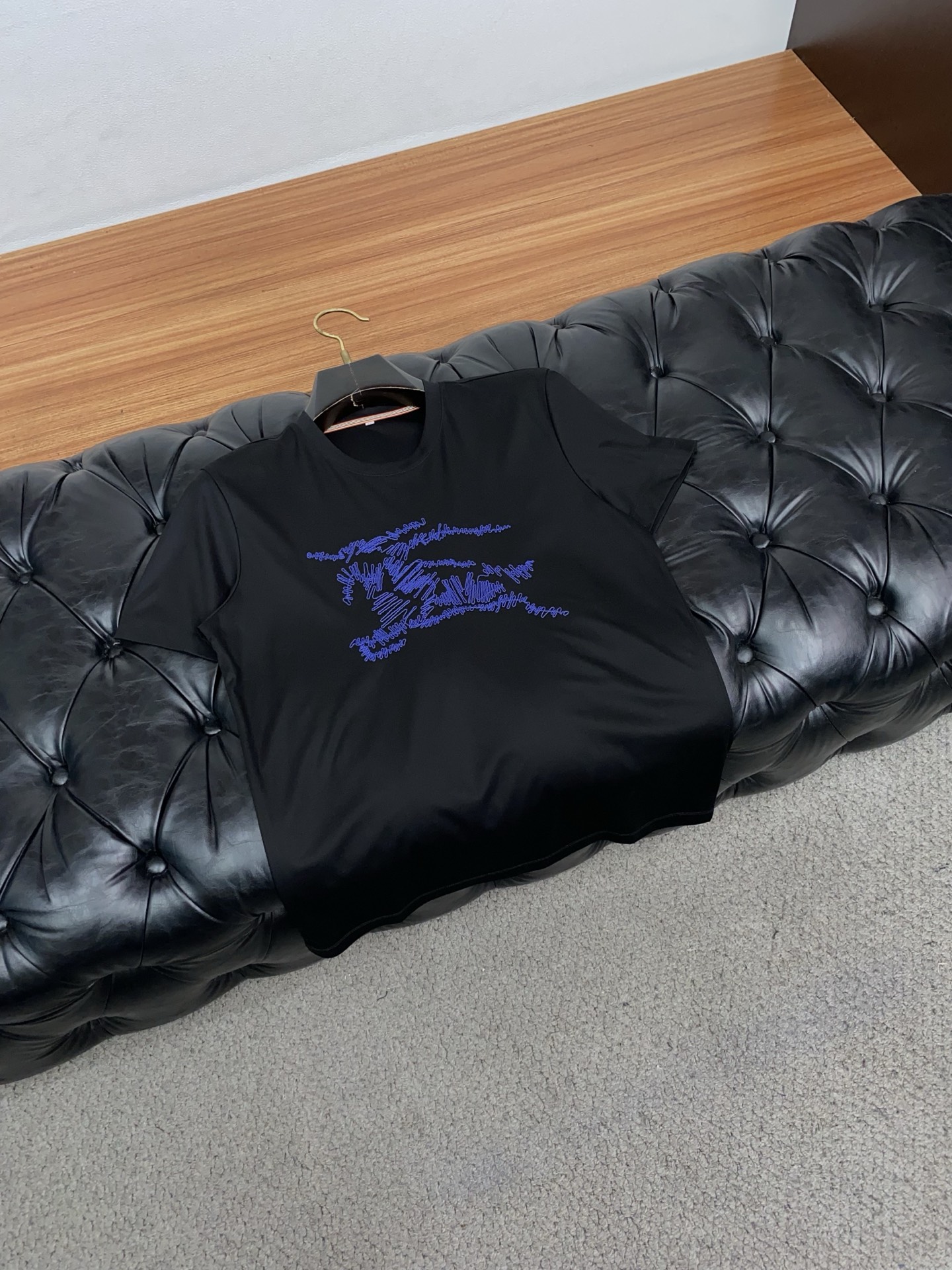 巴宝莉 2026春夏新款首发专柜最新款圆领短袖 高端订制 设计前卫时尚！品牌logo重工艺设计 高端定制