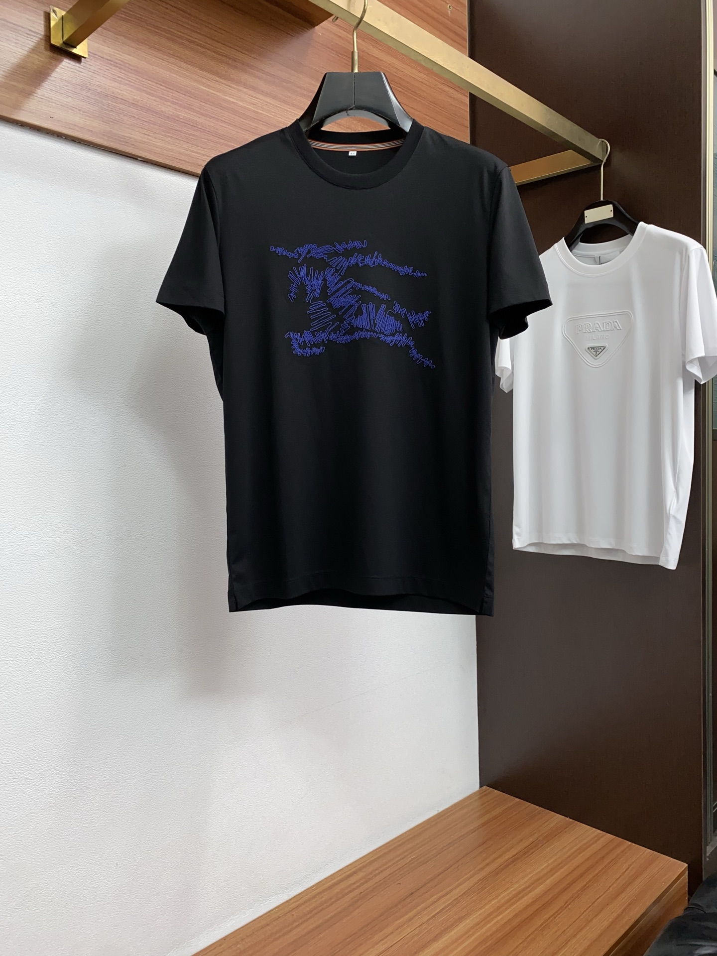 巴宝莉 2026春夏新款首发专柜最新款圆领短袖 高端订制 设计前卫时尚！品牌logo重工艺设计 高端定制