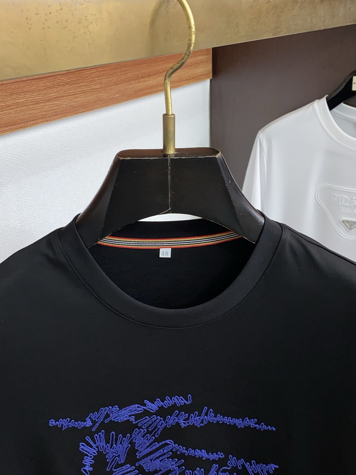 巴宝莉 2026春夏新款首发专柜最新款圆领短袖 高端订制 设计前卫时尚！品牌logo重工艺设计 高端定制