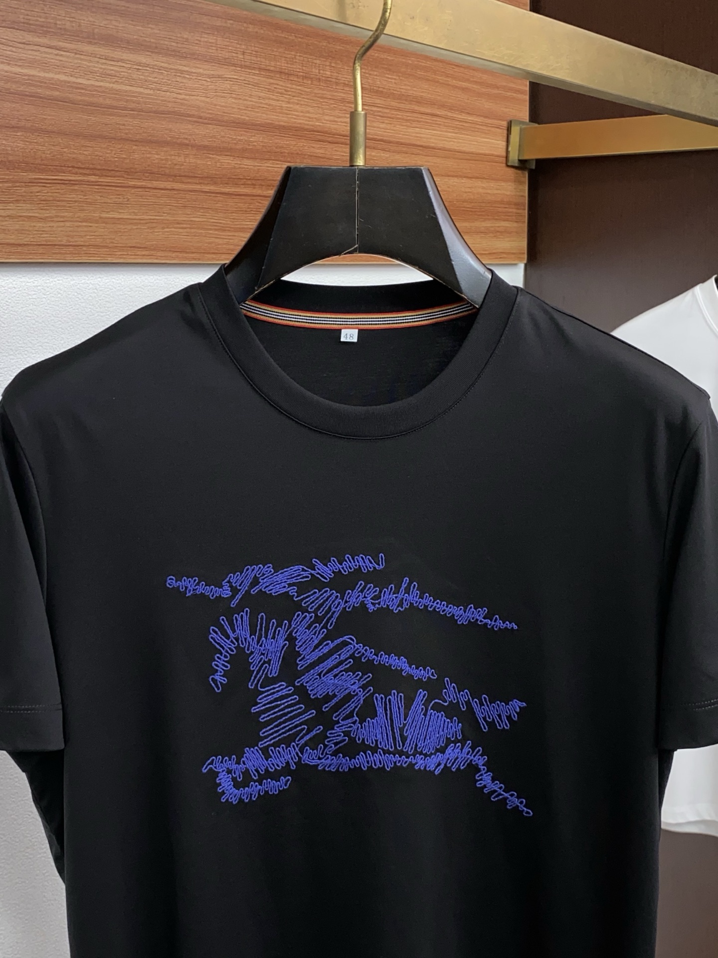 巴宝莉 2026春夏新款首发专柜最新款圆领短袖 高端订制 设计前卫时尚！品牌logo重工艺设计 高端定制