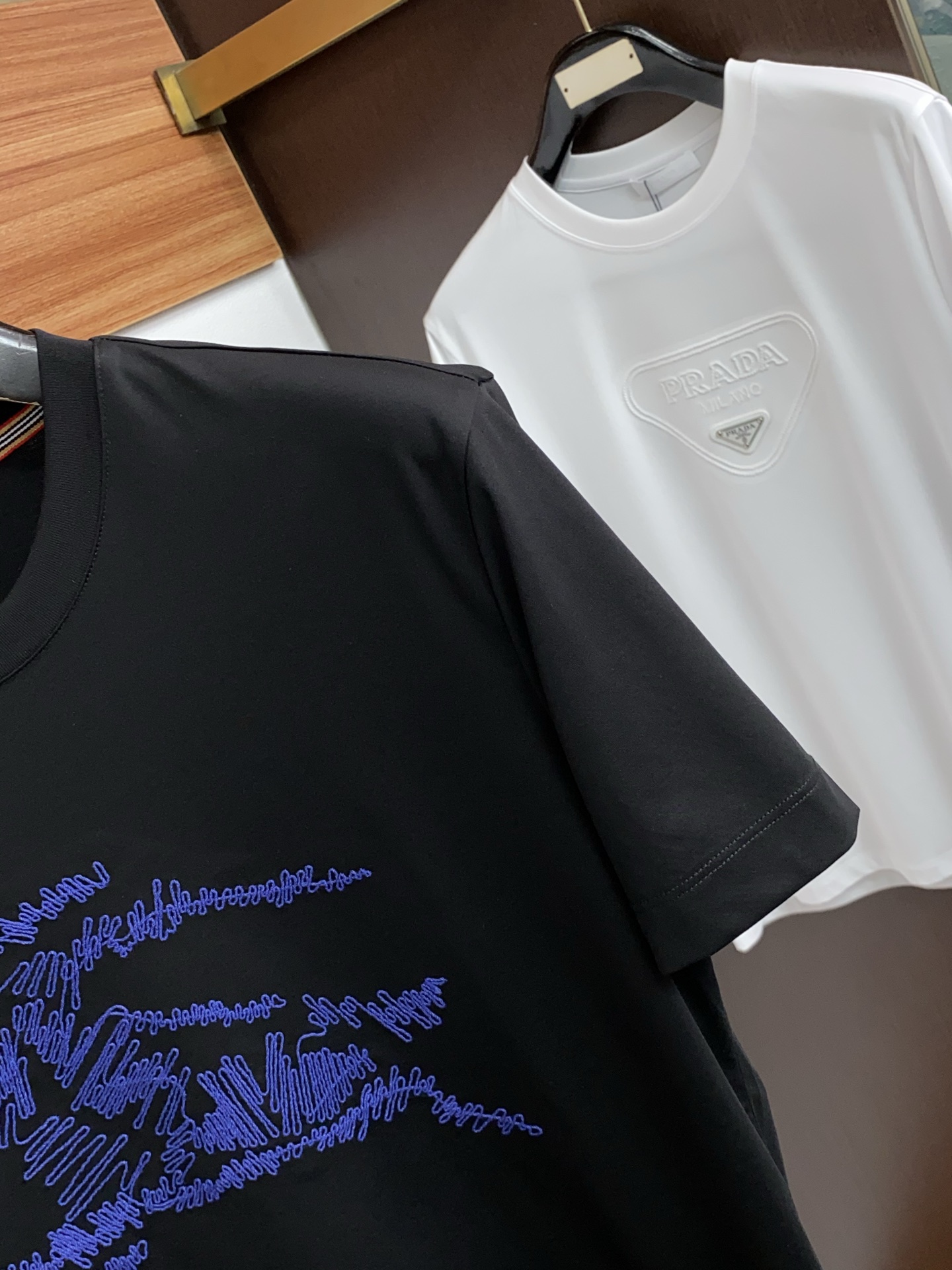 巴宝莉 2026春夏新款首发专柜最新款圆领短袖 高端订制 设计前卫时尚！品牌logo重工艺设计 高端定制