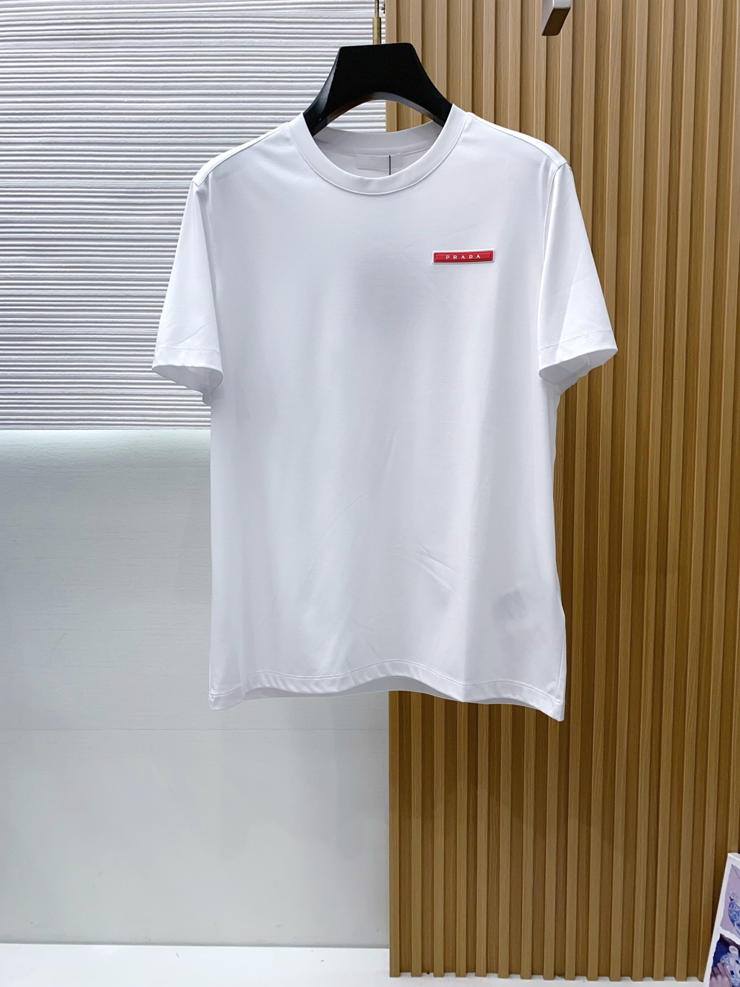 普拉达 2026春夏新款首发专柜最新款圆领短袖 高端订制 设计前卫时尚！品牌logo重工艺设计 高端定制