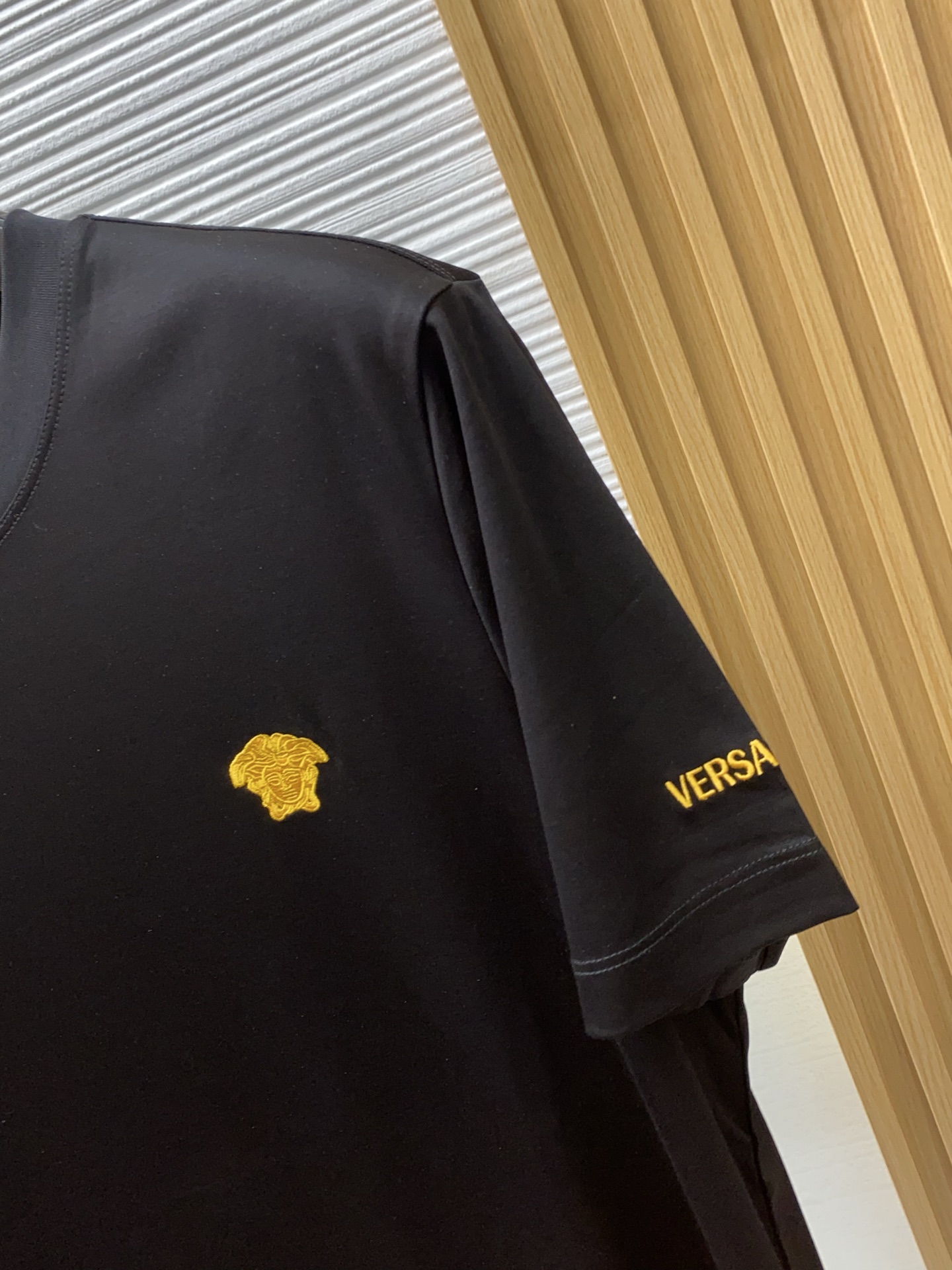 范思哲 春夏新款首发专柜最新款圆领短袖 高端订制 设计前卫时尚！品牌logo重工艺设计 高端定制100支