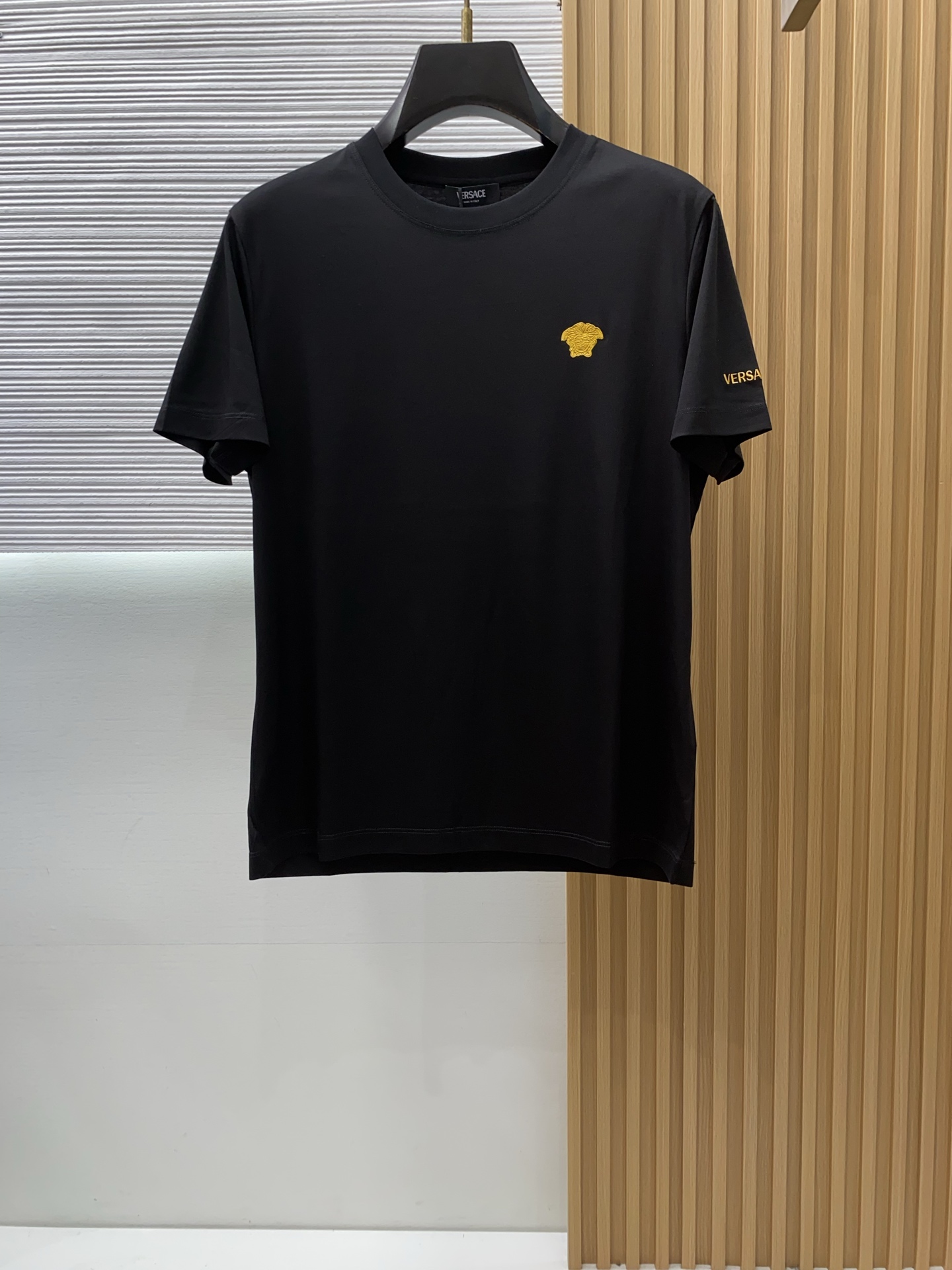 范思哲 春夏新款首发专柜最新款圆领短袖 高端订制 设计前卫时尚！品牌logo重工艺设计 高端定制100支