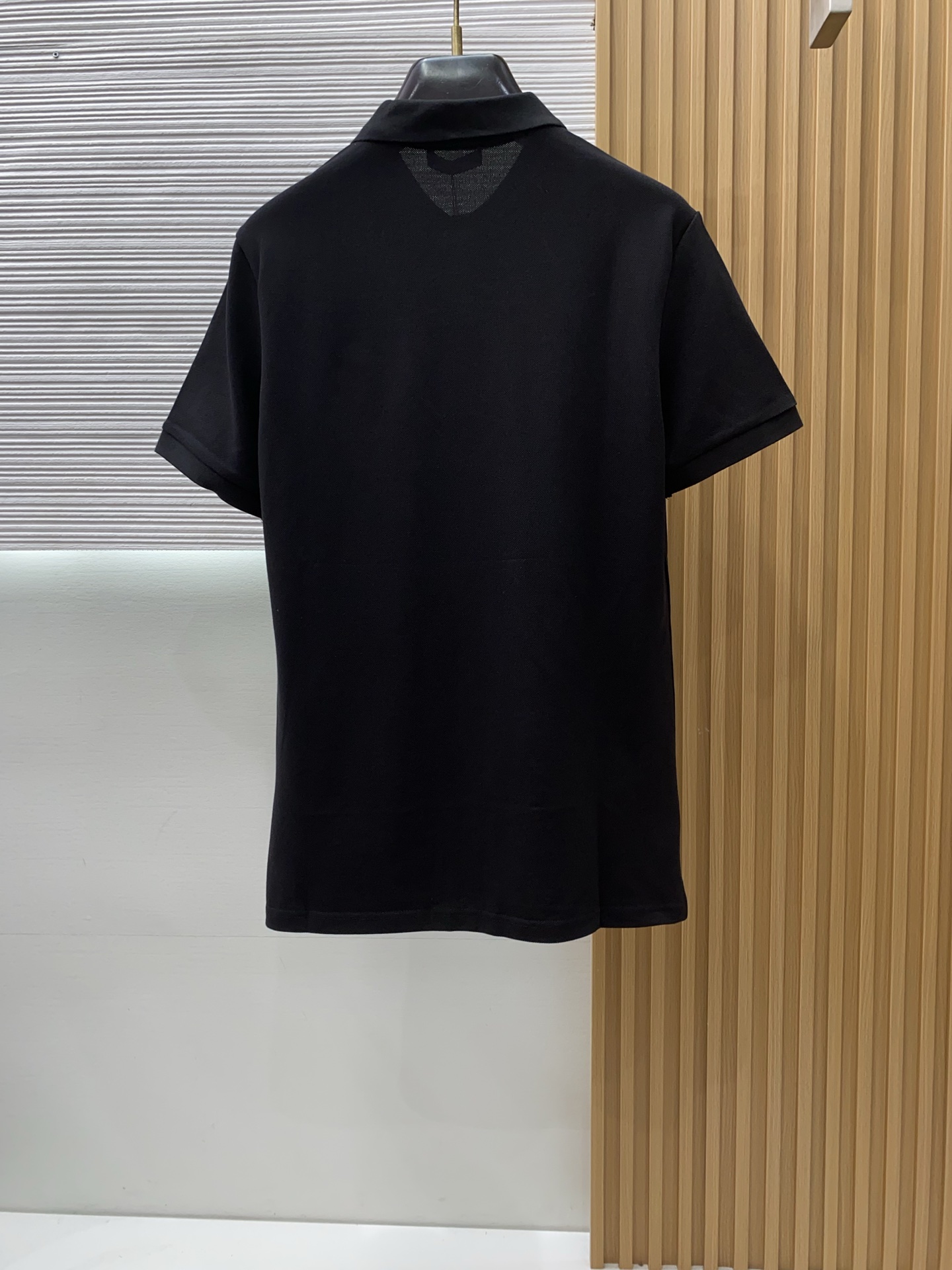 普拉达 2026春夏新品细纹珠地商务Polo，极简的衣身造型！顶级针织棉质混纺质地 整体的触感极为舒适，