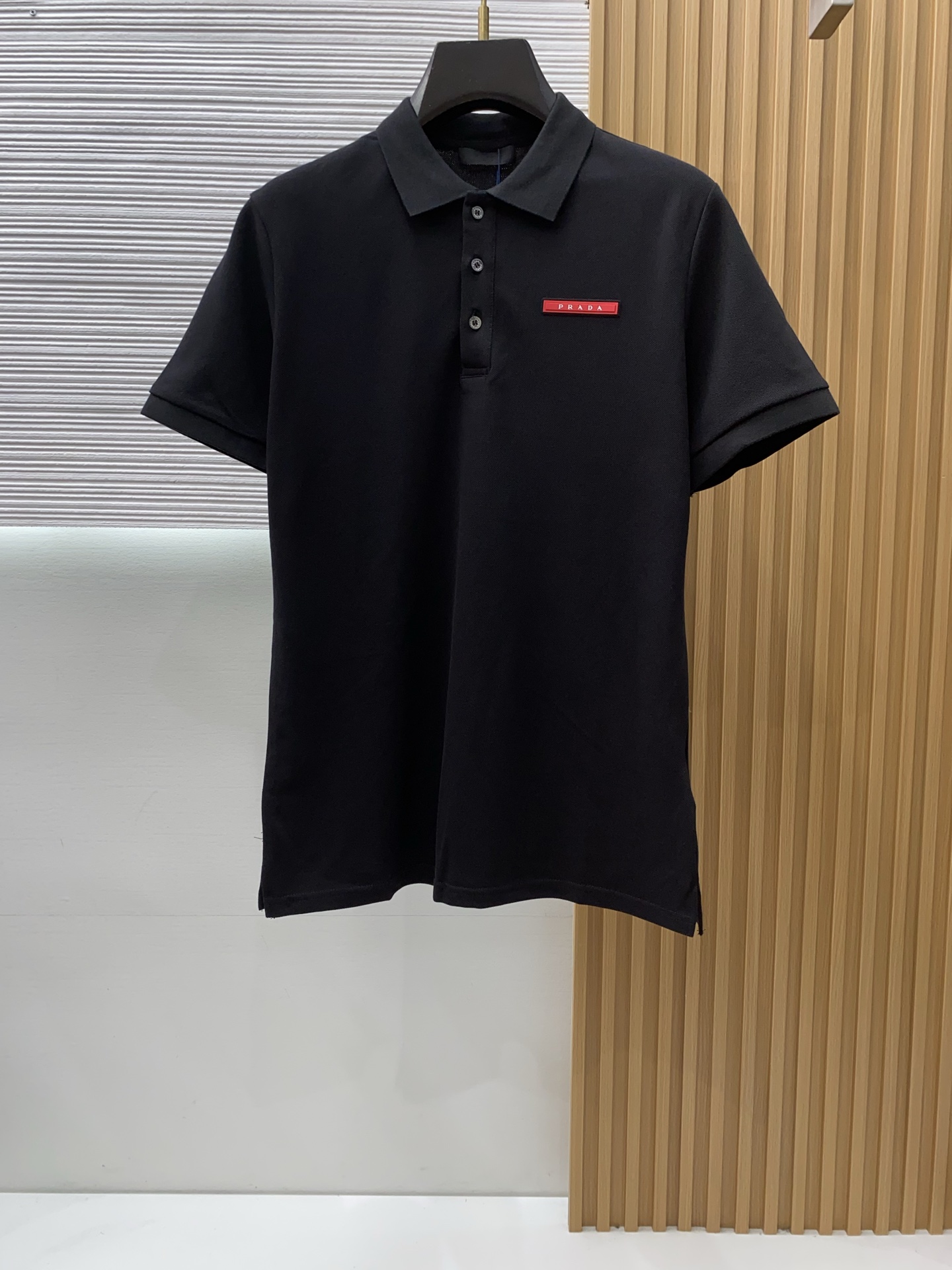 普拉达 2026春夏新品细纹珠地商务Polo，极简的衣身造型！顶级针织棉质混纺质地 整体的触感极为舒适，