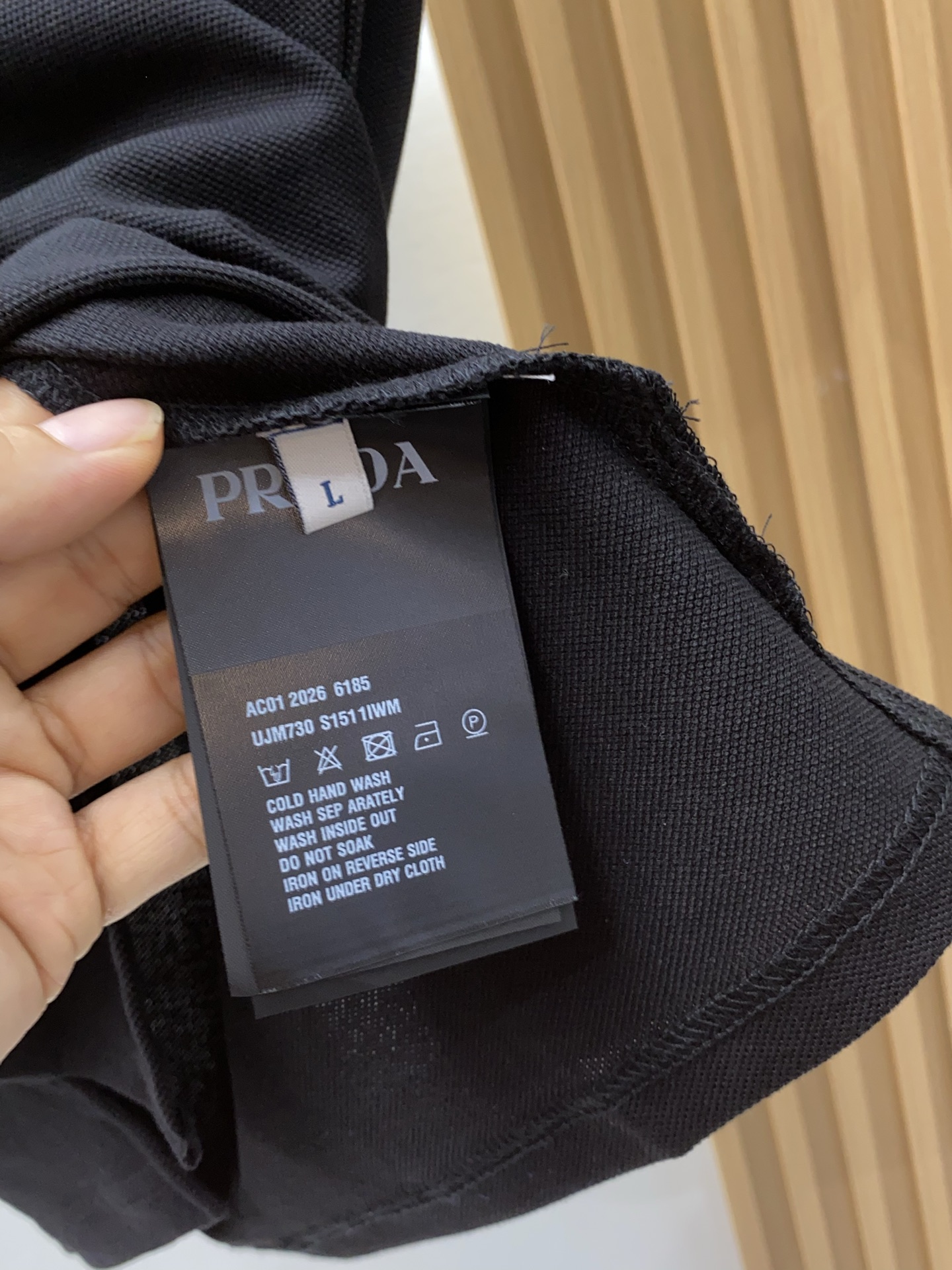 普拉达 2026春夏新品细纹珠地商务Polo，极简的衣身造型！顶级针织棉质混纺质地 整体的触感极为舒适，