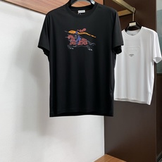 巴宝莉 春夏新款首发专柜最新款圆领短袖 高端订制 设计前卫时尚!品牌logo重工艺设计 高端定制100支双面丝光棉面料. 巴宝莉 春夏新款首发专柜最新款圆领短袖 高端订制 设计前卫时尚!品牌logo重工艺设计 高端定制100支双面丝光棉面料.