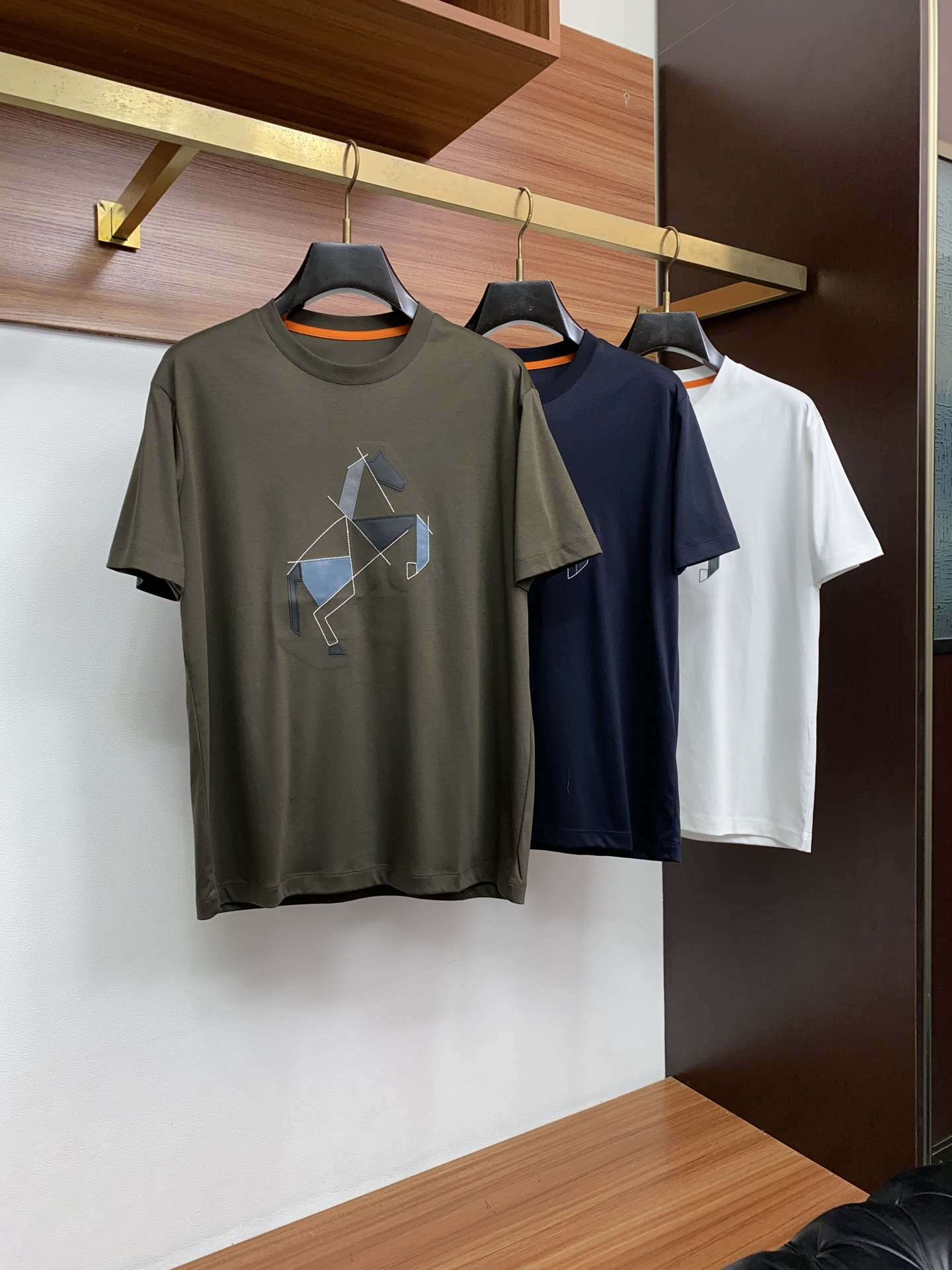 爱马仕 2026s经典时尚短袖 ，贸易公司渠道订单，简约大气，时尚百搭，品相更是无法挑剔！选用客供进口1