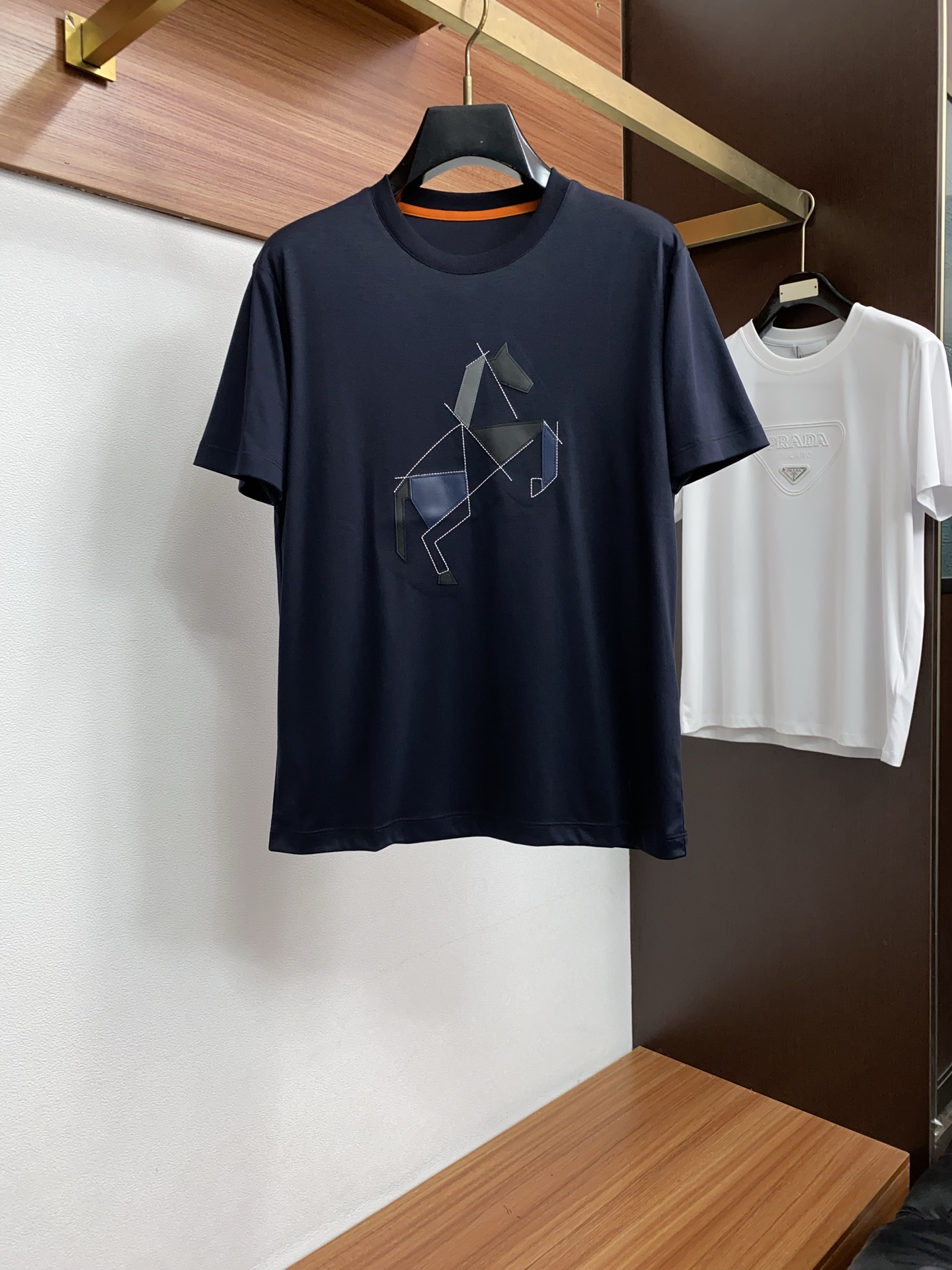 爱马仕 2026s经典时尚短袖 ，贸易公司渠道订单，简约大气，时尚百搭，品相更是无法挑剔！选用客供进口1