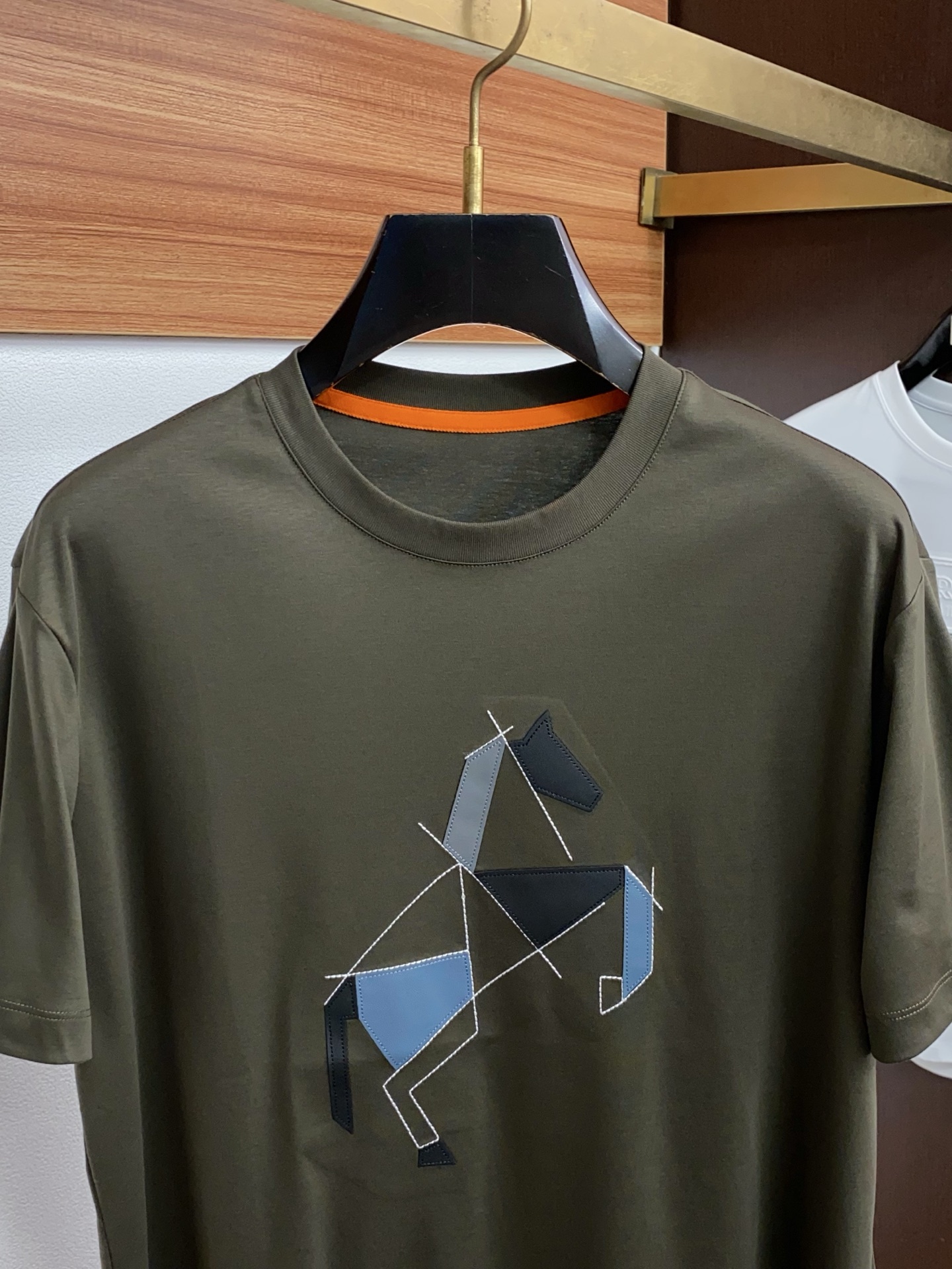 爱马仕 2026s经典时尚短袖 ，贸易公司渠道订单，简约大气，时尚百搭，品相更是无法挑剔！选用客供进口1