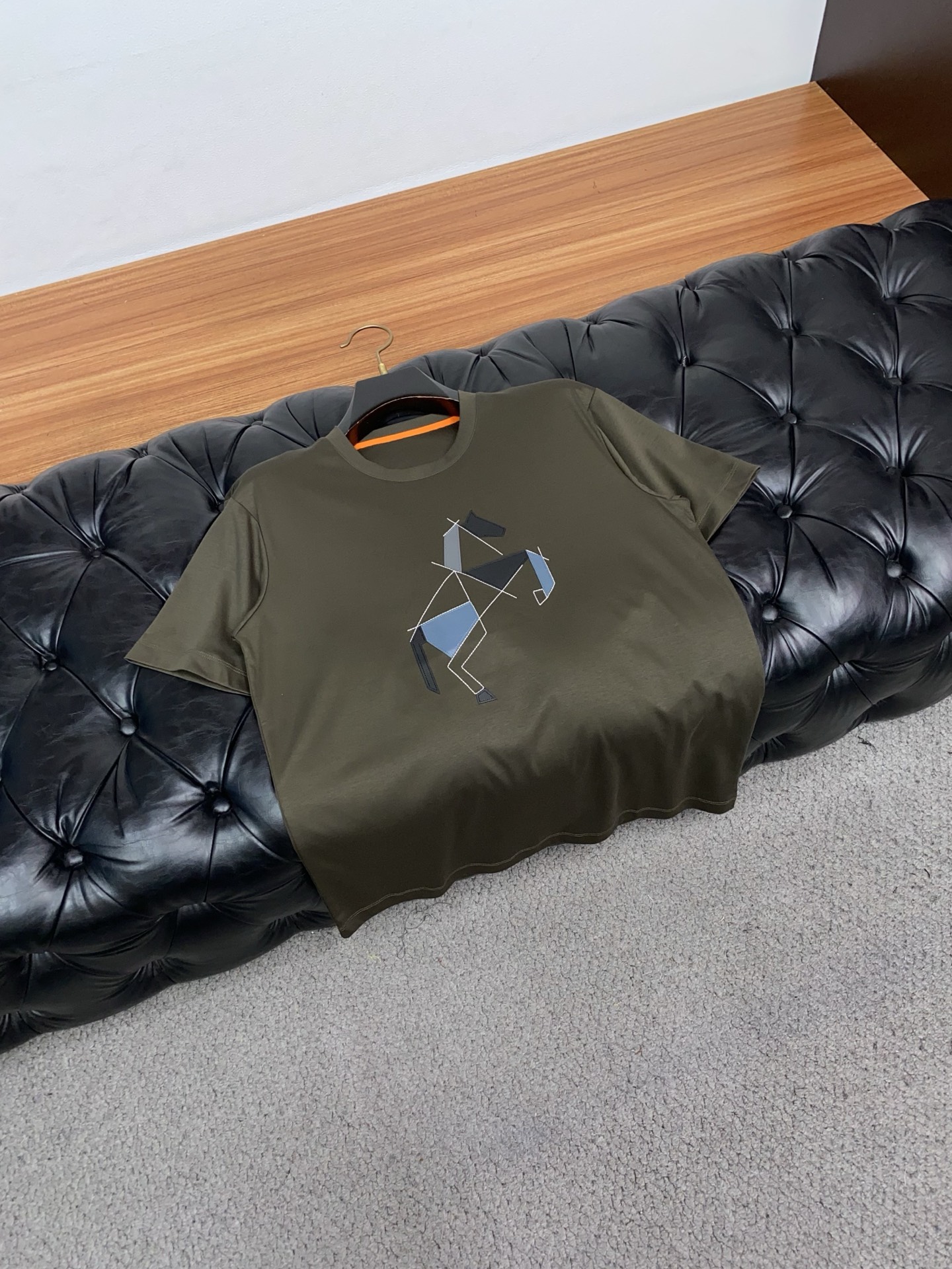 爱马仕 2026s经典时尚短袖 ，贸易公司渠道订单，简约大气，时尚百搭，品相更是无法挑剔！选用客供进口1