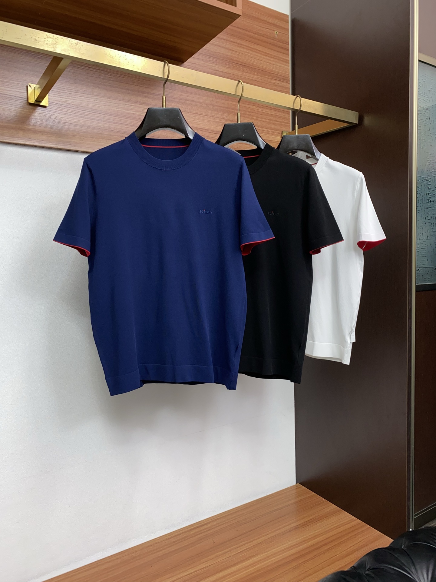 kiton 2026s经典时尚短袖 ，贸易公司渠道订单，简约大气，时尚百搭，品相更是无法挑剔！选用客供进
