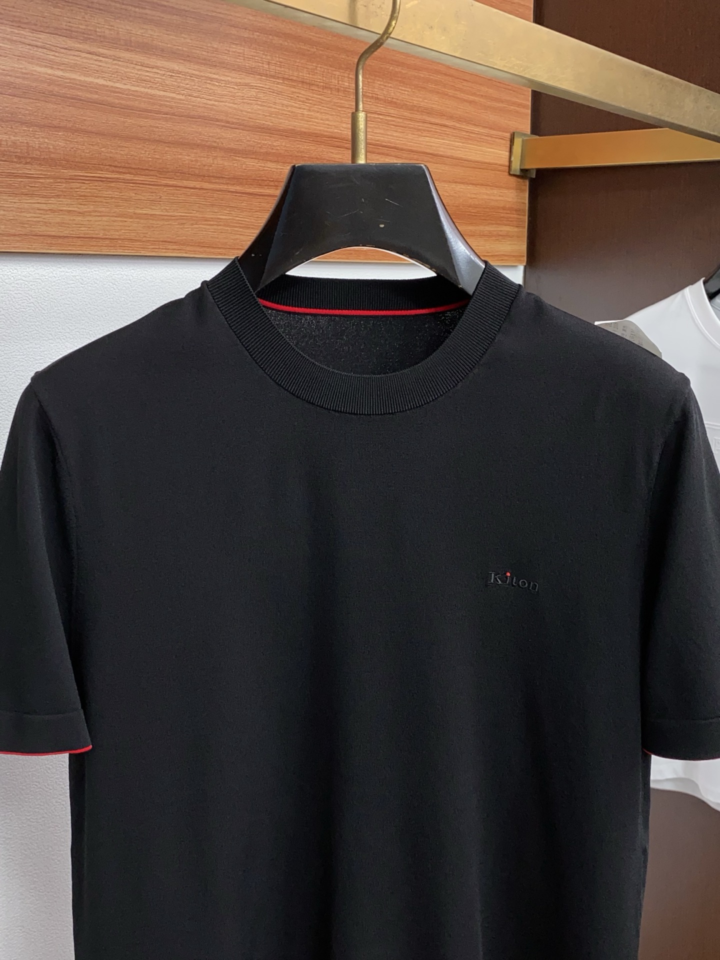 kiton 2026s经典时尚短袖 ，贸易公司渠道订单，简约大气，时尚百搭，品相更是无法挑剔！选用客供进