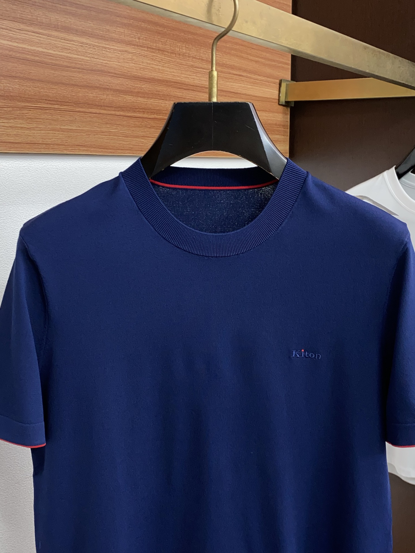 kiton 2026s经典时尚短袖 ，贸易公司渠道订单，简约大气，时尚百搭，品相更是无法挑剔！选用客供进