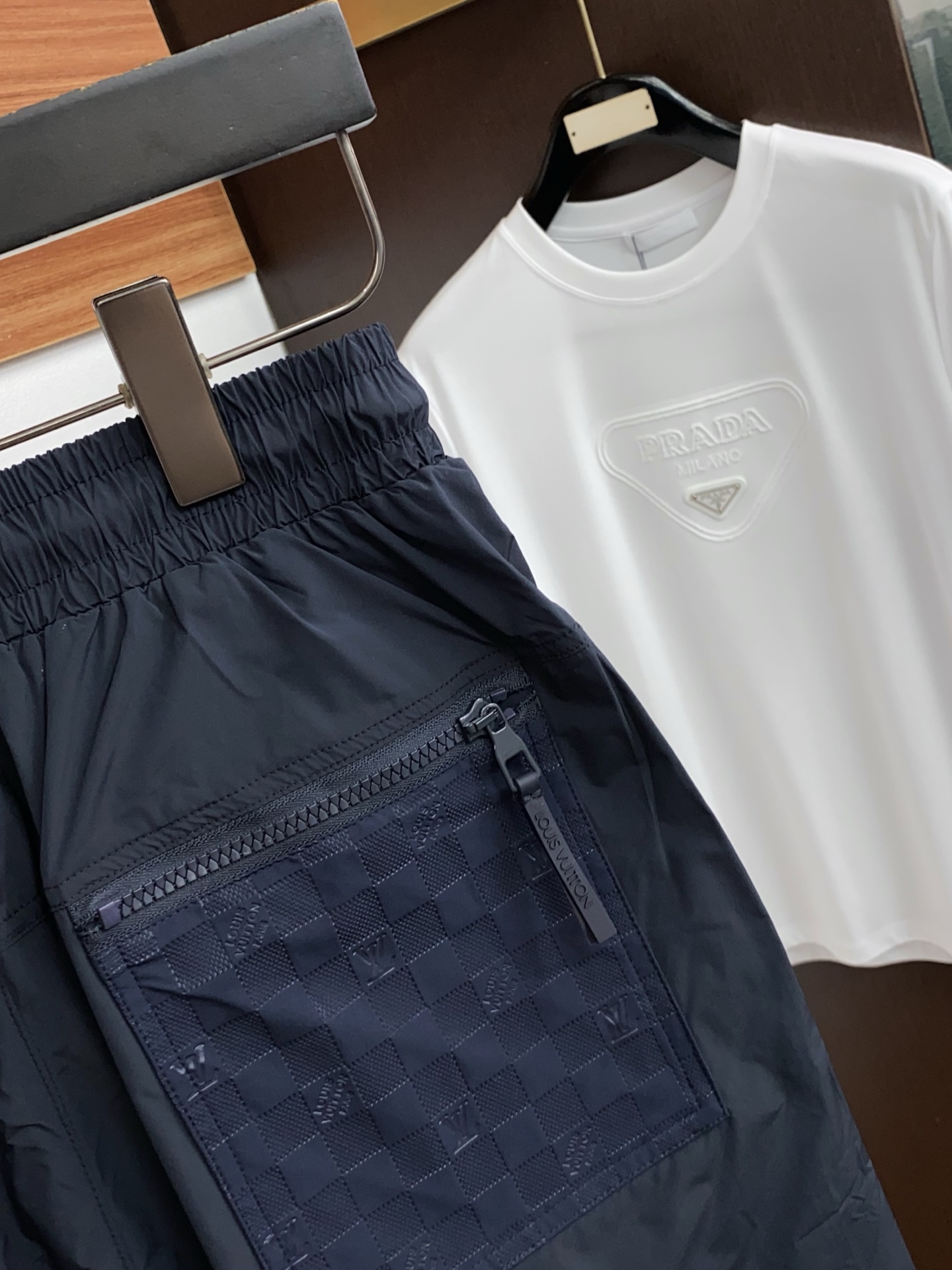 1v 路易威登 春夏新款休闲短裤 品牌经典系列 纯棉面料 舒适度极好，手触感强烈。原版品牌logo 辨识