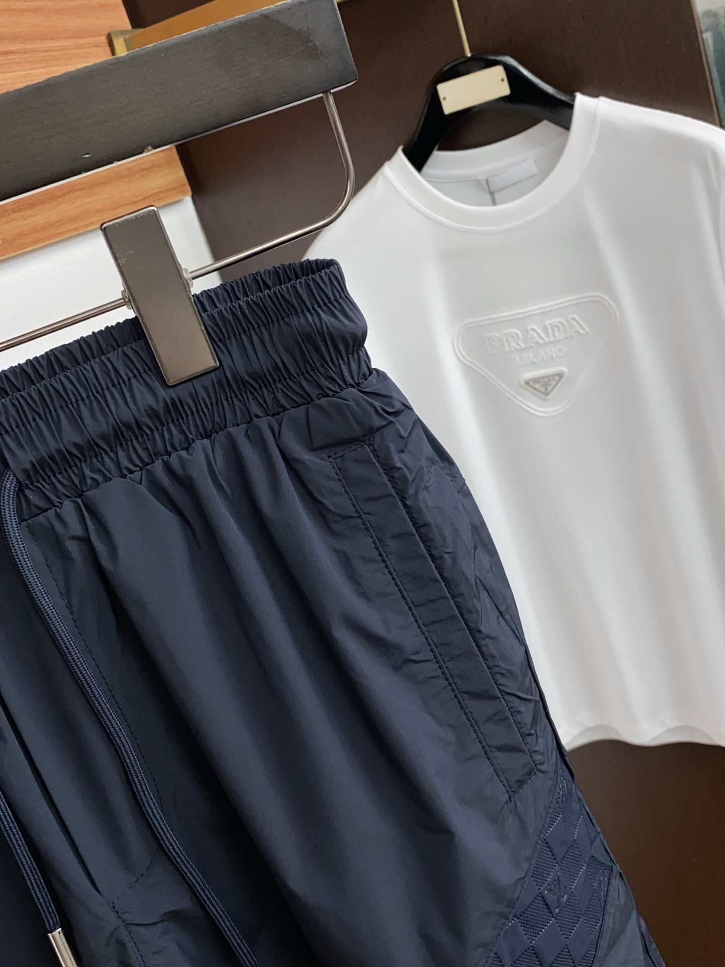 1v 路易威登 春夏新款休闲短裤 品牌经典系列 纯棉面料 舒适度极好，手触感强烈。原版品牌logo 辨识