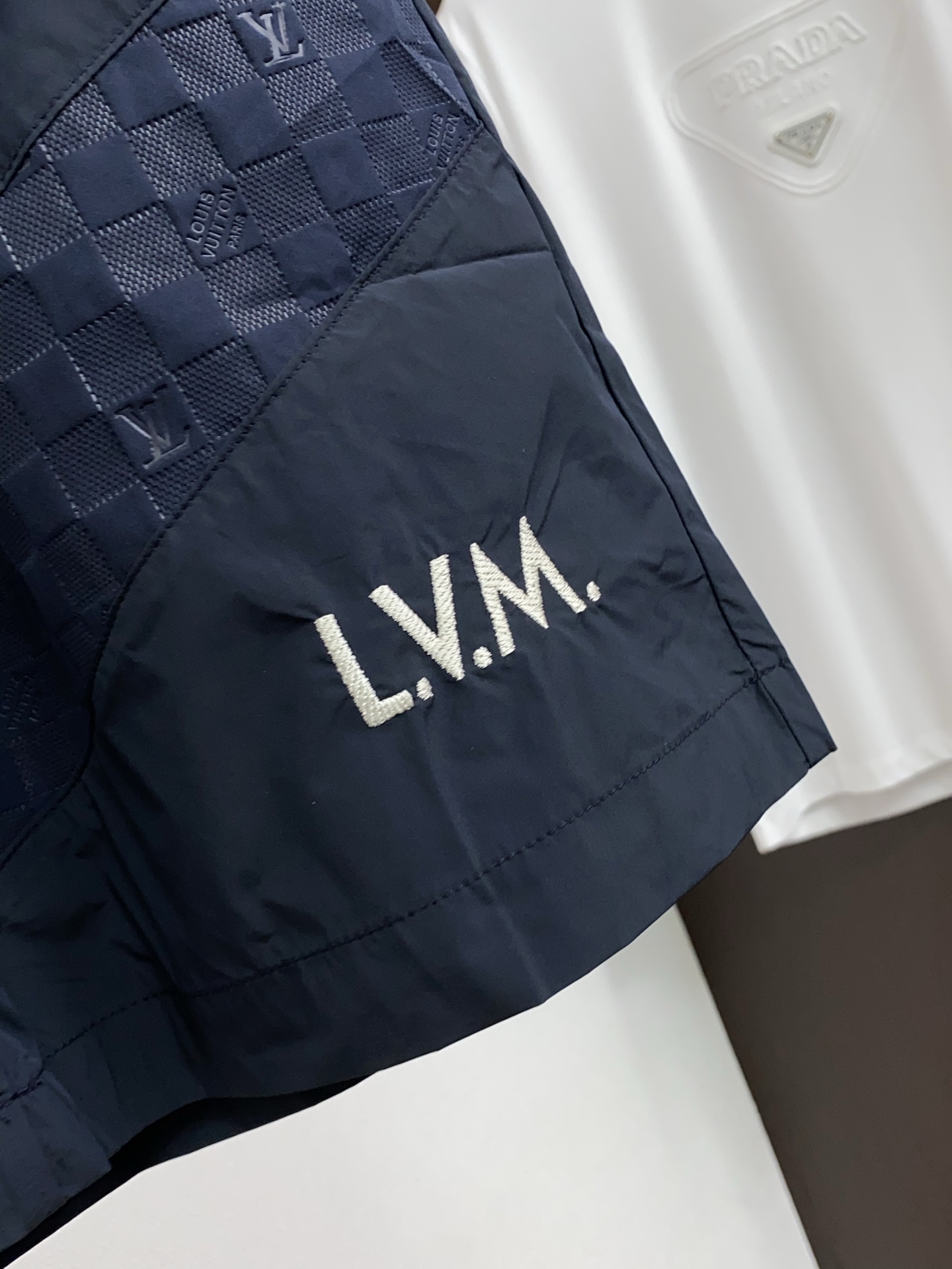 1v 路易威登 春夏新款休闲短裤 品牌经典系列 纯棉面料 舒适度极好，手触感强烈。原版品牌logo 辨识