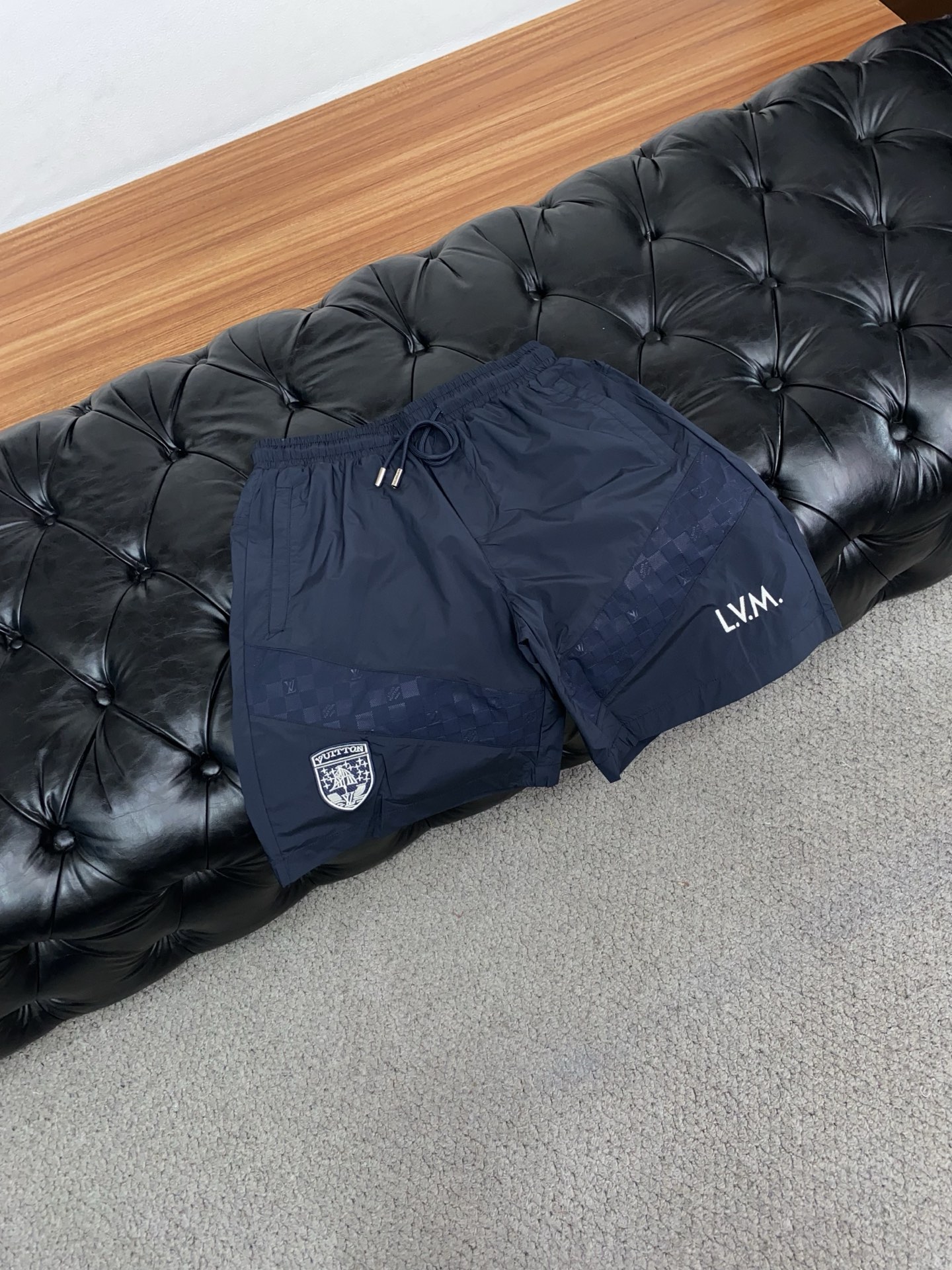 1v 路易威登 春夏新款休闲短裤 品牌经典系列 纯棉面料 舒适度极好，手触感强烈。原版品牌logo 辨识