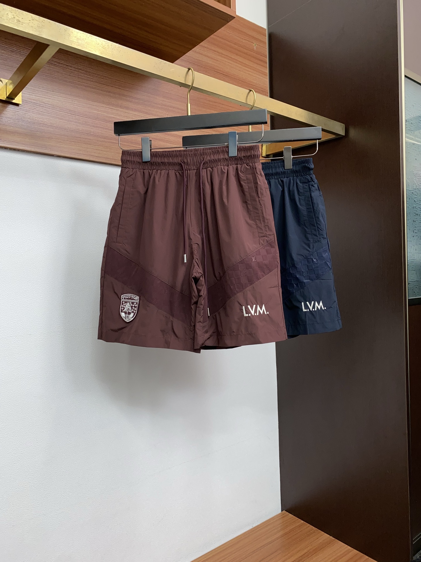 1v 路易威登 春夏新款休闲短裤 品牌经典系列 纯棉面料 舒适度极好，手触感强烈。原版品牌logo 辨识