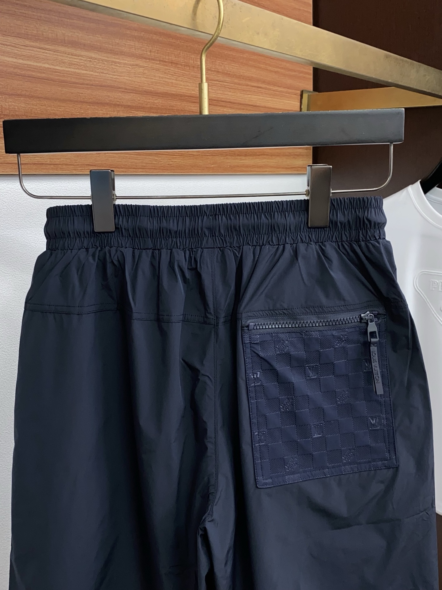 1v 路易威登 春夏新款休闲短裤 品牌经典系列 纯棉面料 舒适度极好，手触感强烈。原版品牌logo 辨识