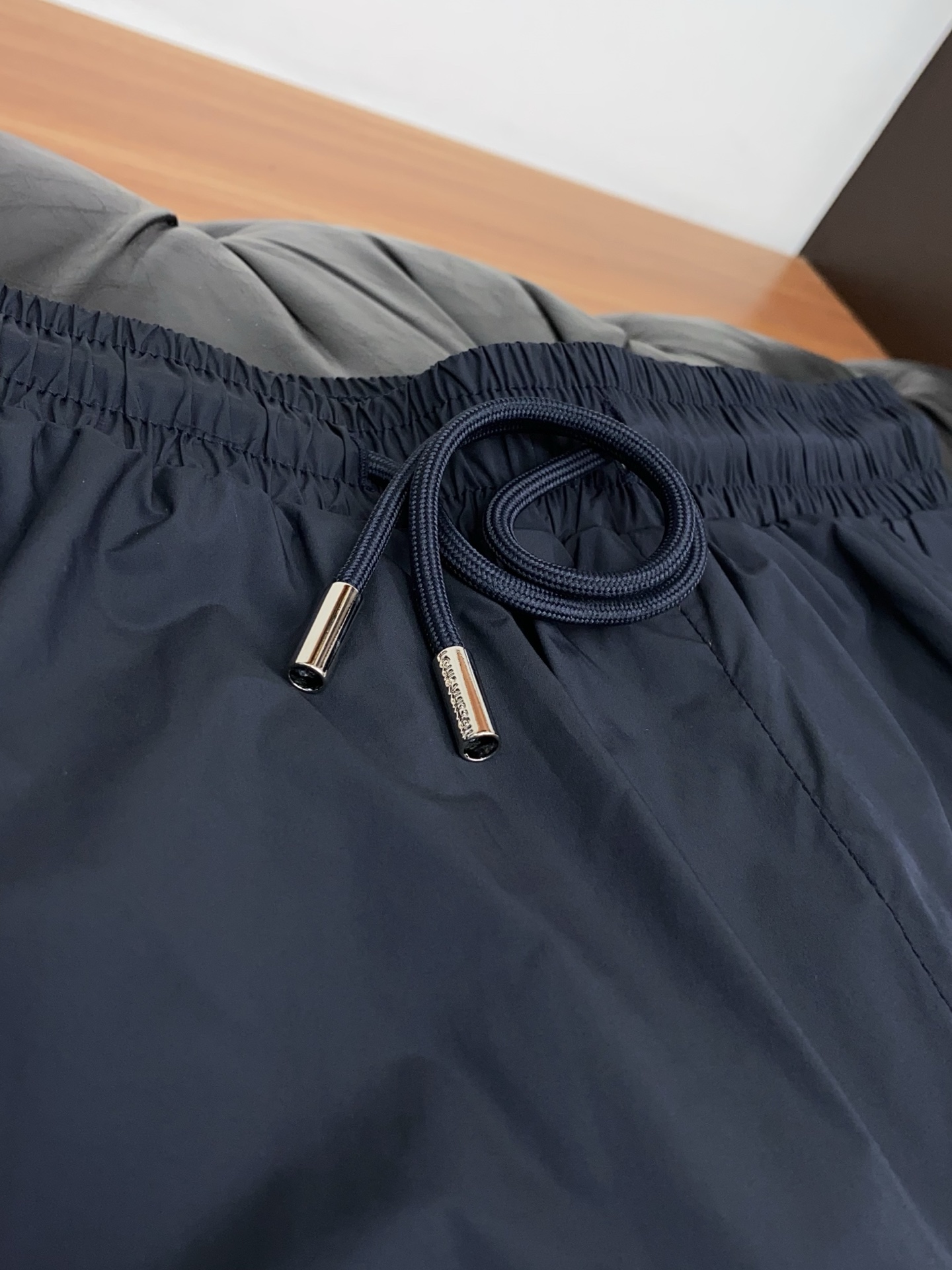 1v 路易威登 春夏新款休闲短裤 品牌经典系列 纯棉面料 舒适度极好，手触感强烈。原版品牌logo 辨识