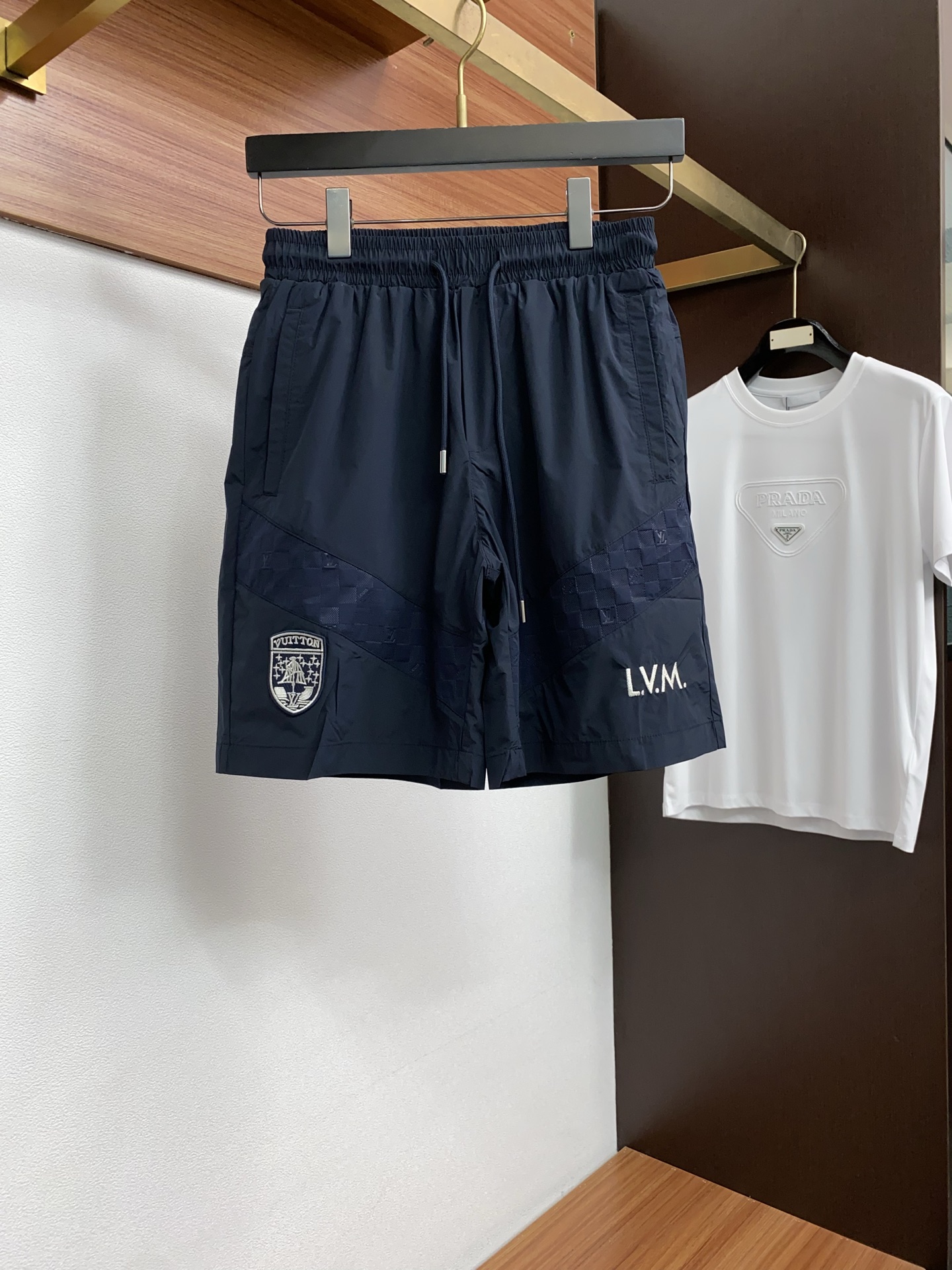 1v 路易威登 春夏新款休闲短裤 品牌经典系列 纯棉面料 舒适度极好，手触感强烈。原版品牌logo 辨识