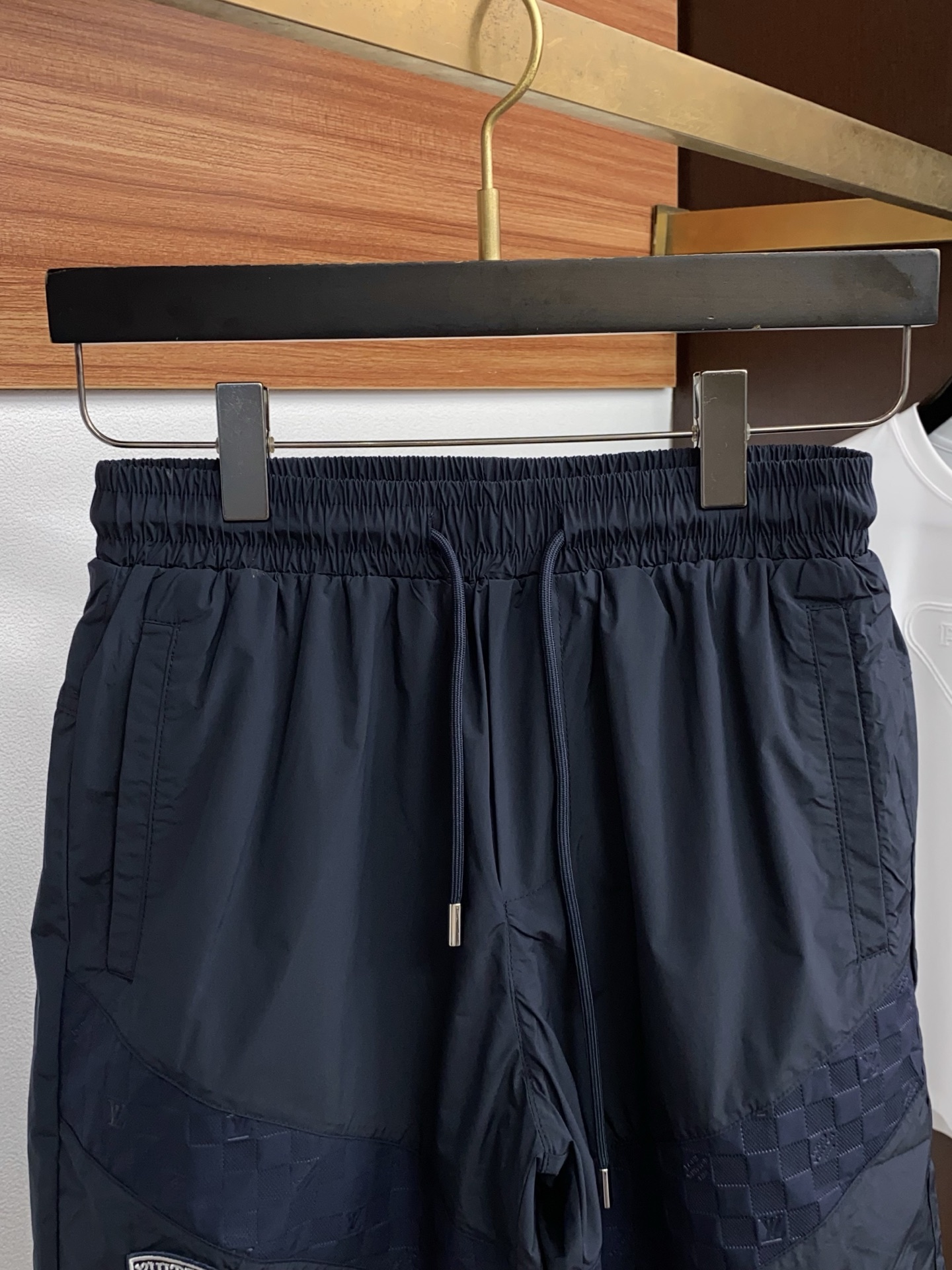 1v 路易威登 春夏新款休闲短裤 品牌经典系列 纯棉面料 舒适度极好，手触感强烈。原版品牌logo 辨识