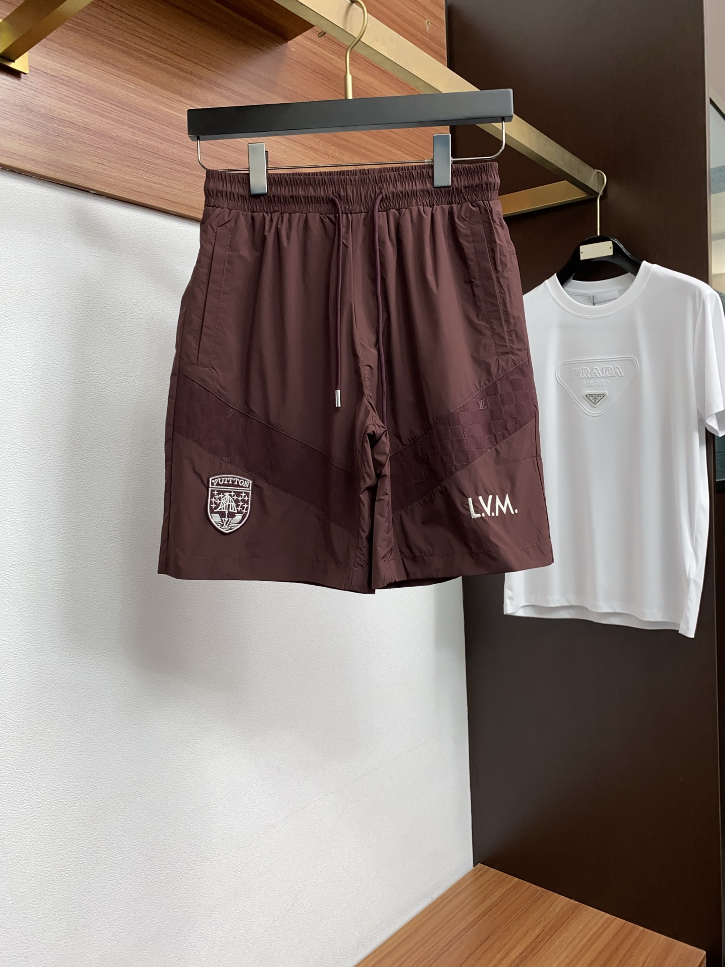 1v 路易威登 春夏新款休闲短裤 品牌经典系列 纯棉面料 舒适度极好，手触感强烈。原版品牌logo 辨识