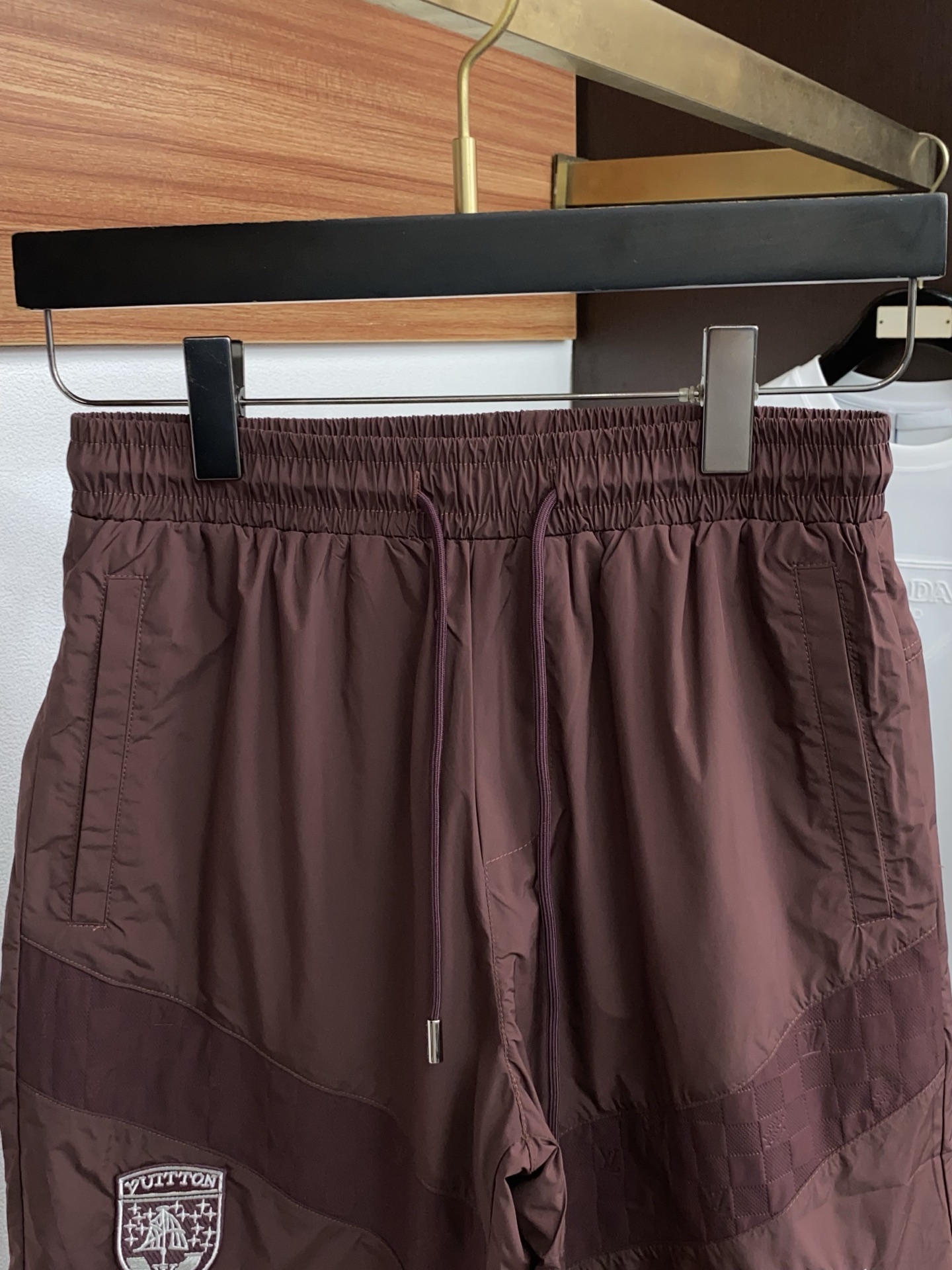 1v 路易威登 春夏新款休闲短裤 品牌经典系列 纯棉面料 舒适度极好，手触感强烈。原版品牌logo 辨识