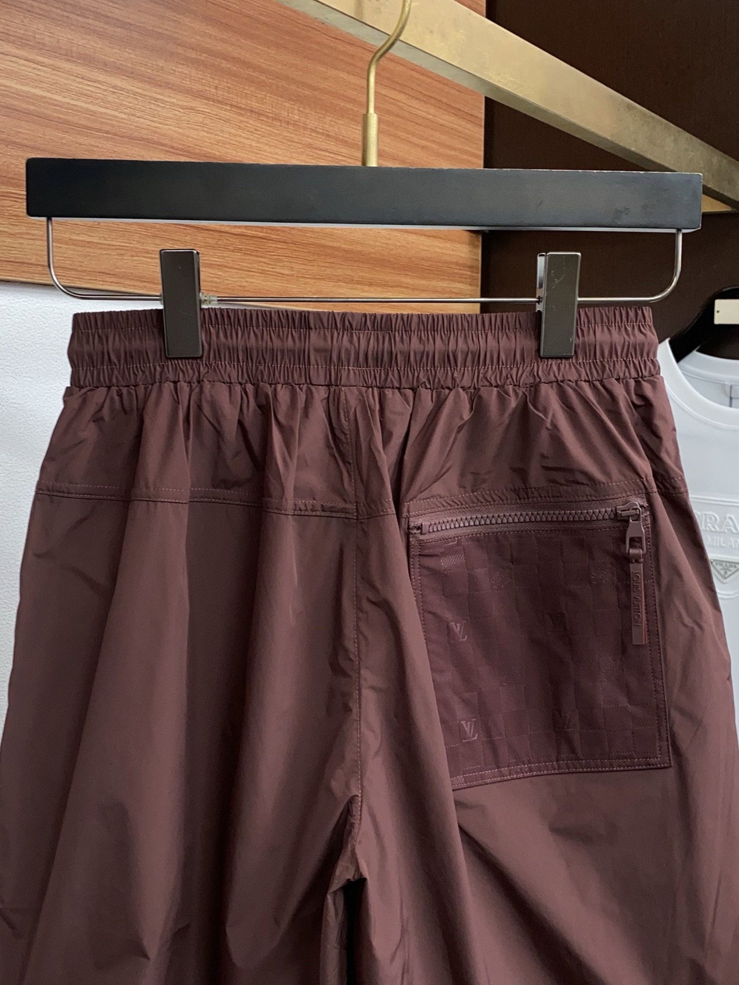 1v 路易威登 春夏新款休闲短裤 品牌经典系列 纯棉面料 舒适度极好，手触感强烈。原版品牌logo 辨识