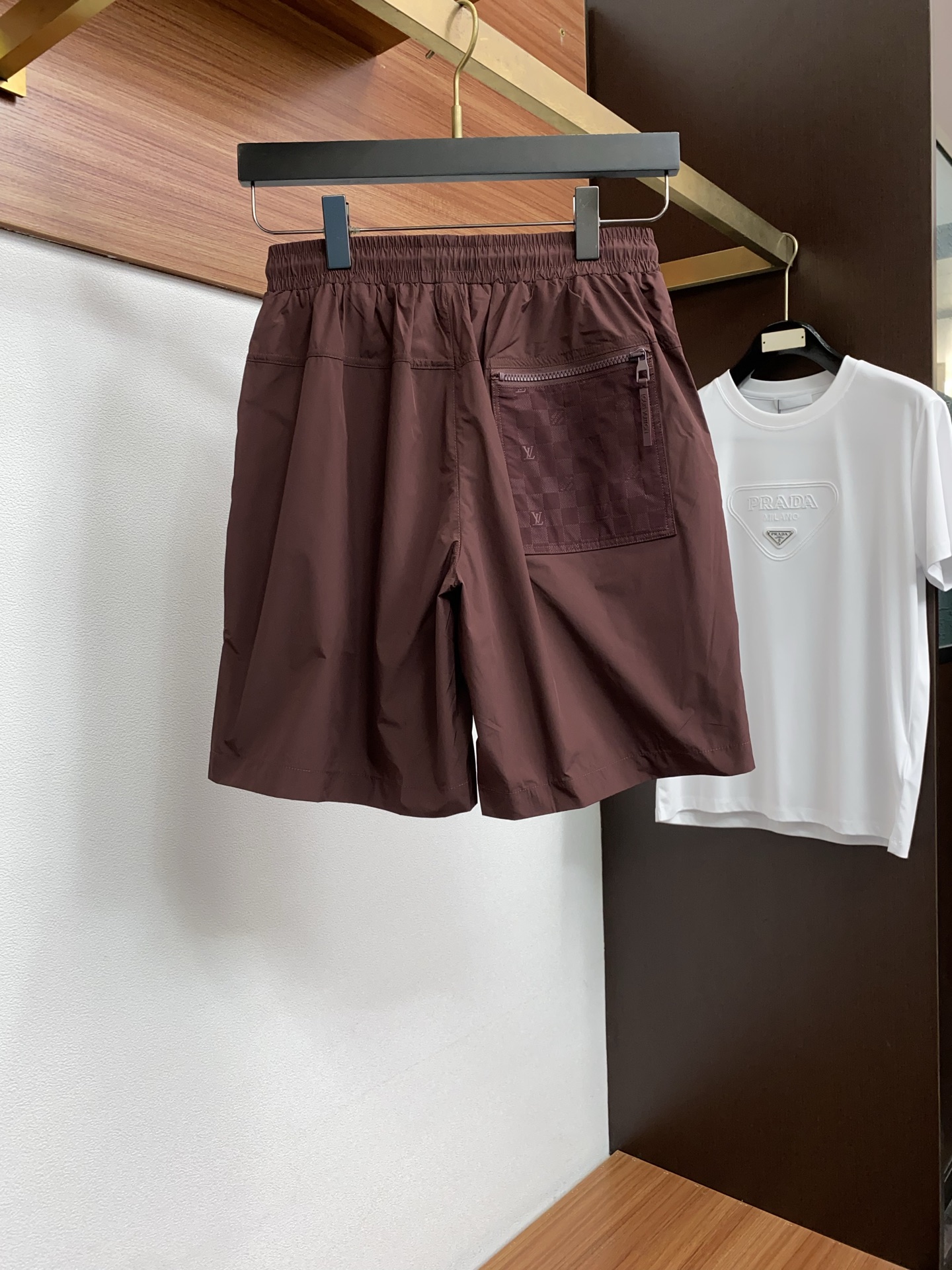 1v 路易威登 春夏新款休闲短裤 品牌经典系列 纯棉面料 舒适度极好，手触感强烈。原版品牌logo 辨识