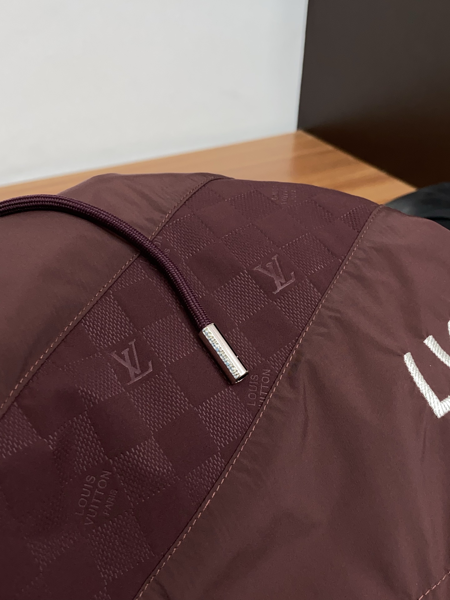 1v 路易威登 春夏新款休闲短裤 品牌经典系列 纯棉面料 舒适度极好，手触感强烈。原版品牌logo 辨识