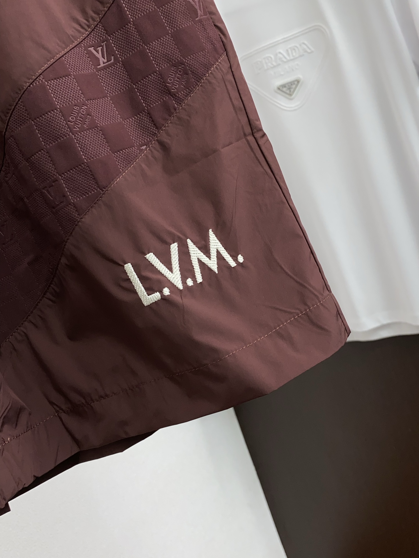 1v 路易威登 春夏新款休闲短裤 品牌经典系列 纯棉面料 舒适度极好，手触感强烈。原版品牌logo 辨识