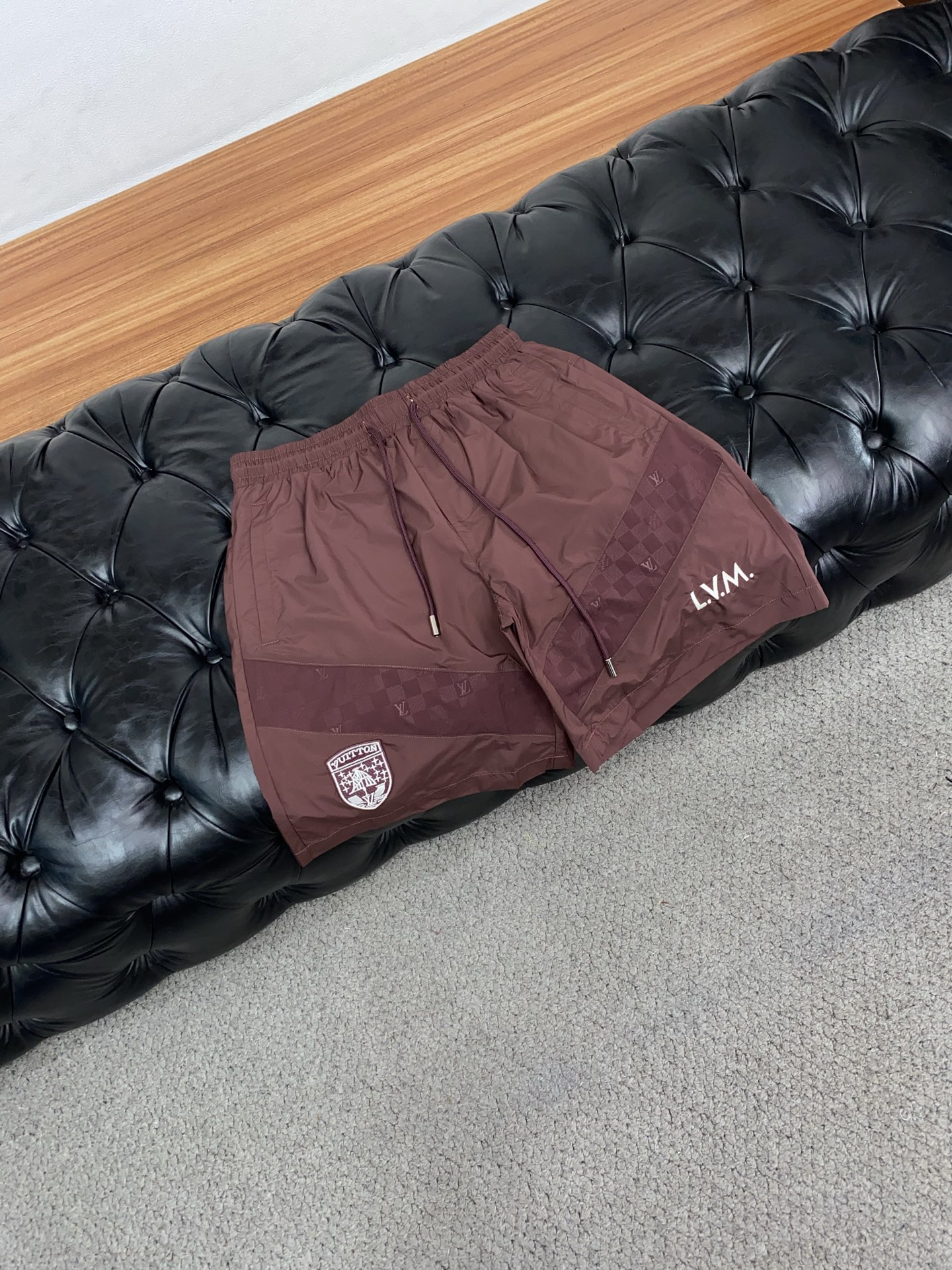 1v 路易威登 春夏新款休闲短裤 品牌经典系列 纯棉面料 舒适度极好，手触感强烈。原版品牌logo 辨识