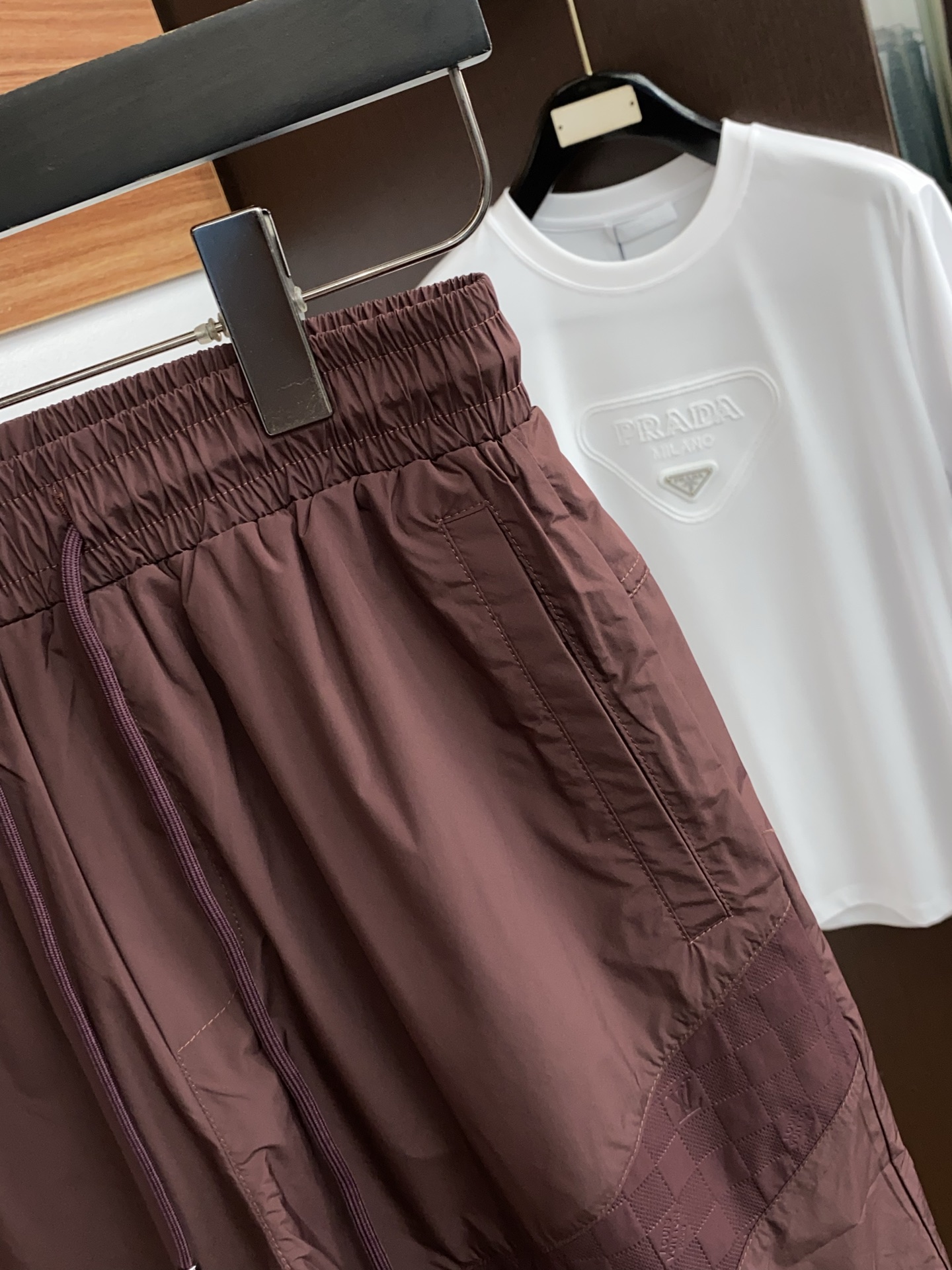 1v 路易威登 春夏新款休闲短裤 品牌经典系列 纯棉面料 舒适度极好，手触感强烈。原版品牌logo 辨识