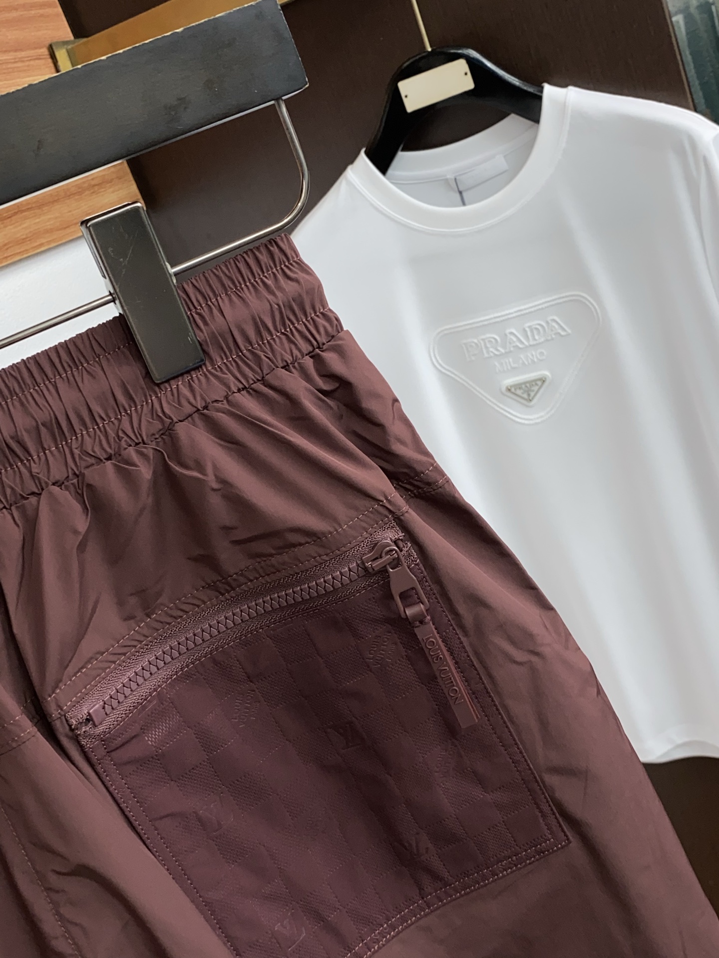 1v 路易威登 春夏新款休闲短裤 品牌经典系列 纯棉面料 舒适度极好，手触感强烈。原版品牌logo 辨识