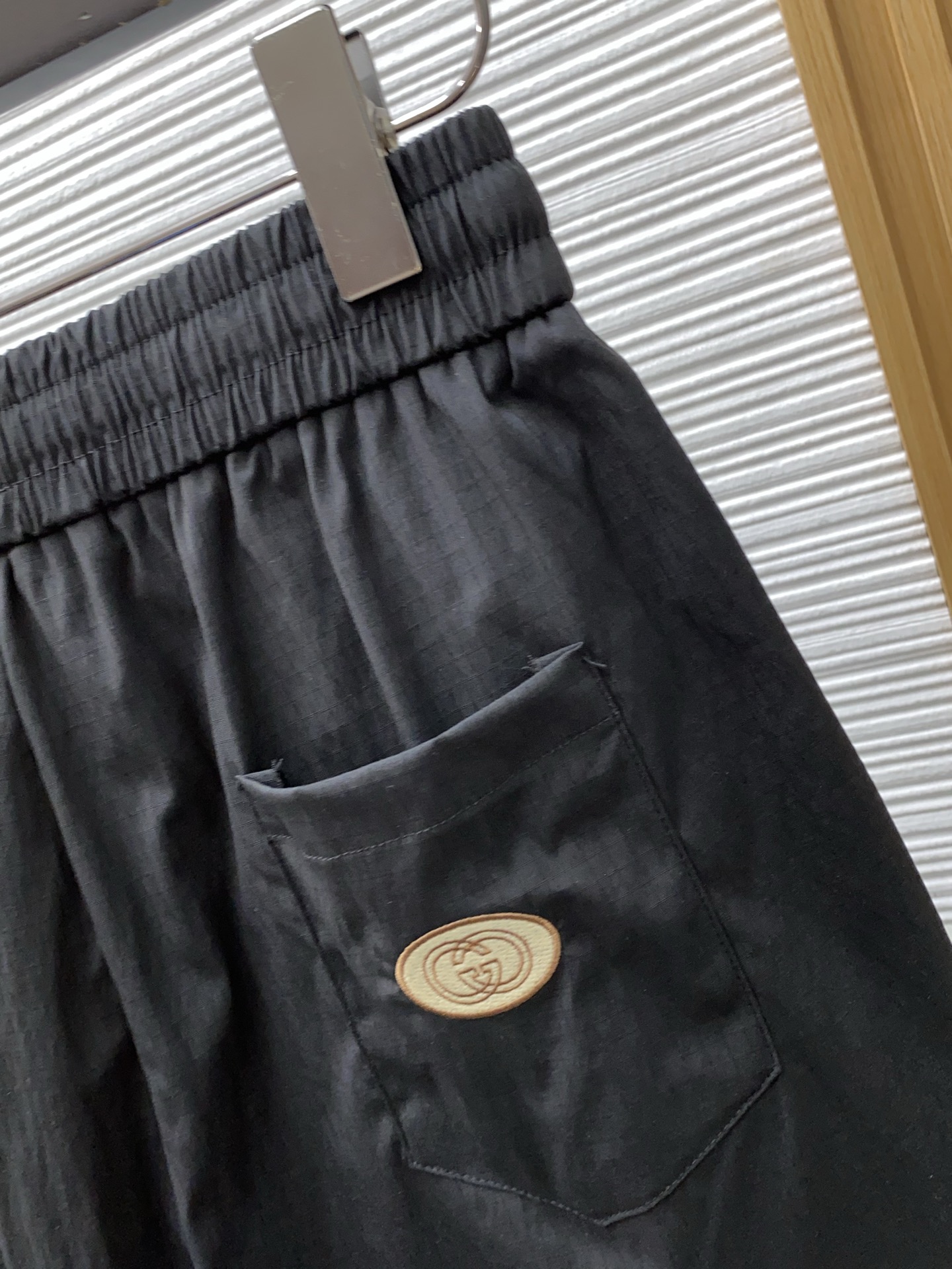 古奇 春夏新款休闲短裤 品牌经典系列弹力速干面料 舒适度极好，手触感强烈。原版品牌logo 辨识度极高 