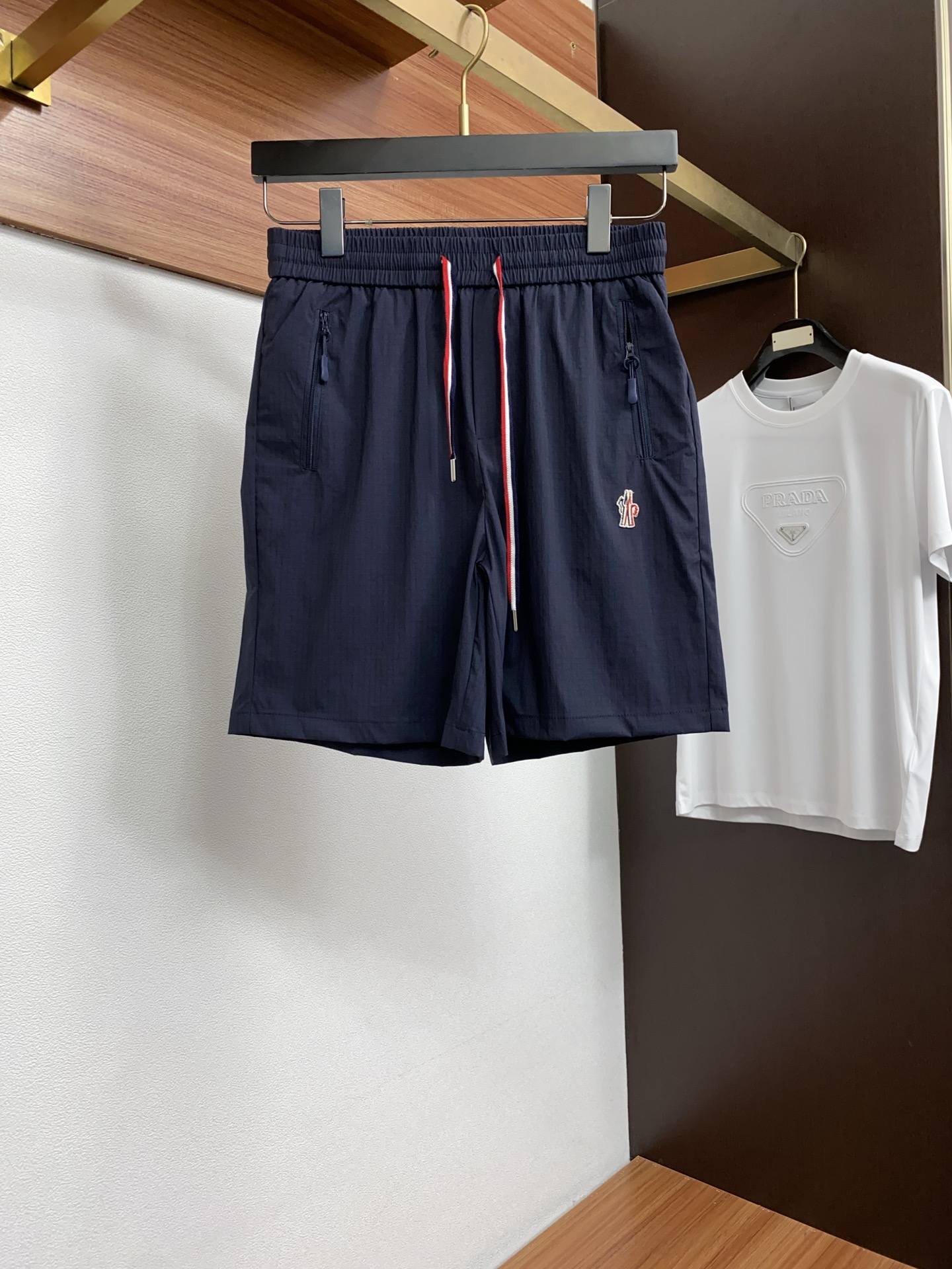 蒙口 春夏新款休闲短裤 品牌经典系列弹力速干面料 舒适度极好，手触感强烈。原版品牌logo 辨识度极高 