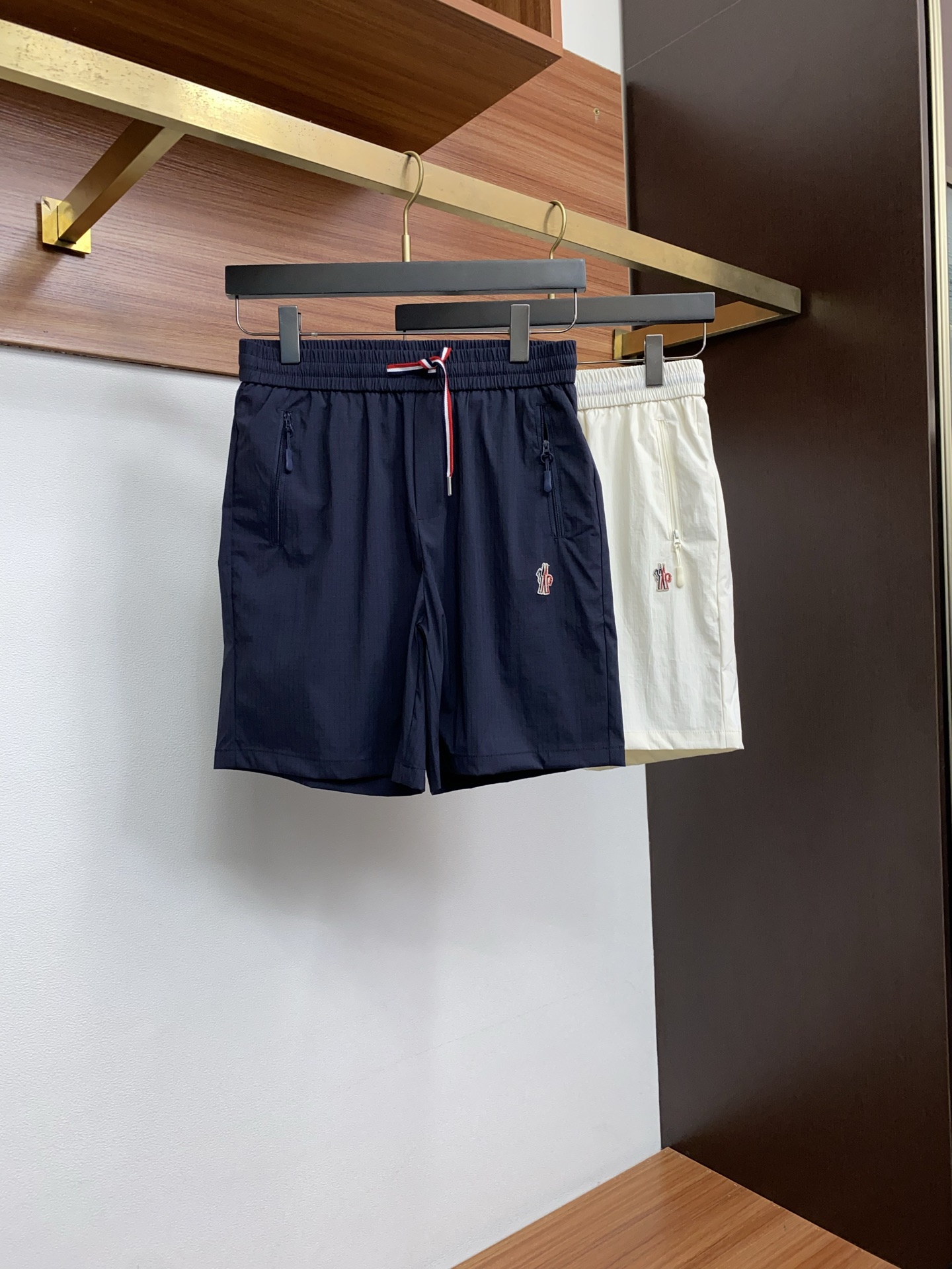 蒙口 春夏新款休闲短裤 品牌经典系列弹力速干面料 舒适度极好，手触感强烈。原版品牌logo 辨识度极高 