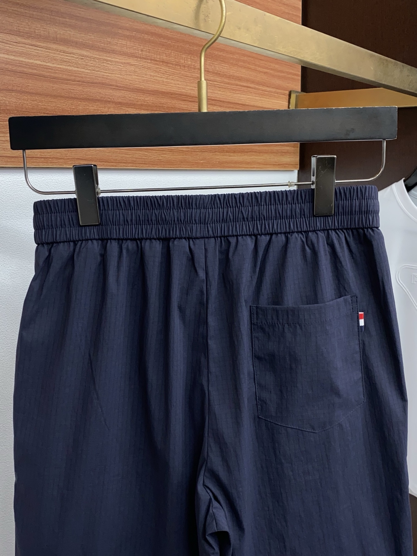 蒙口 春夏新款休闲短裤 品牌经典系列弹力速干面料 舒适度极好，手触感强烈。原版品牌logo 辨识度极高 