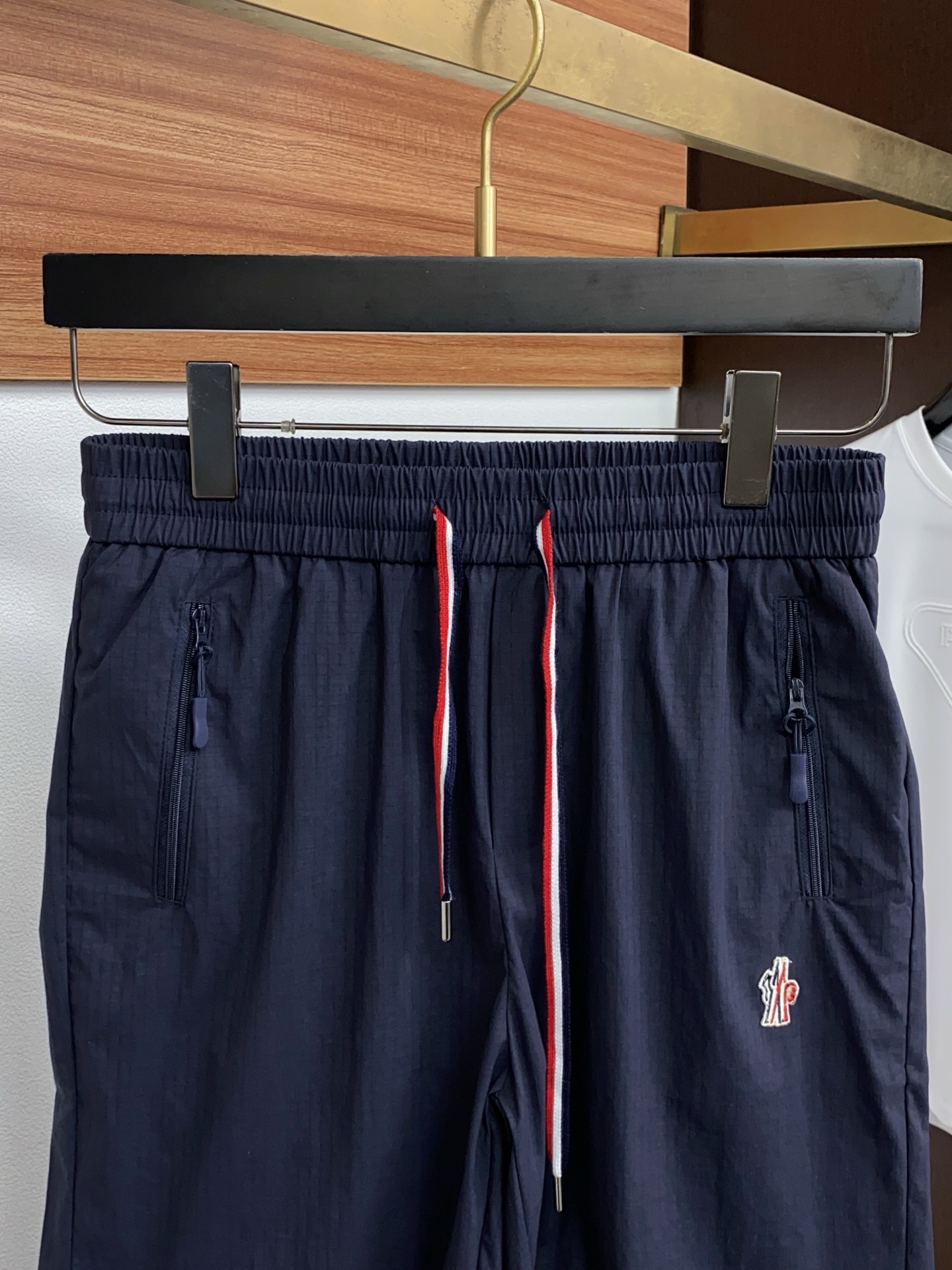 蒙口 春夏新款休闲短裤 品牌经典系列弹力速干面料 舒适度极好，手触感强烈。原版品牌logo 辨识度极高 