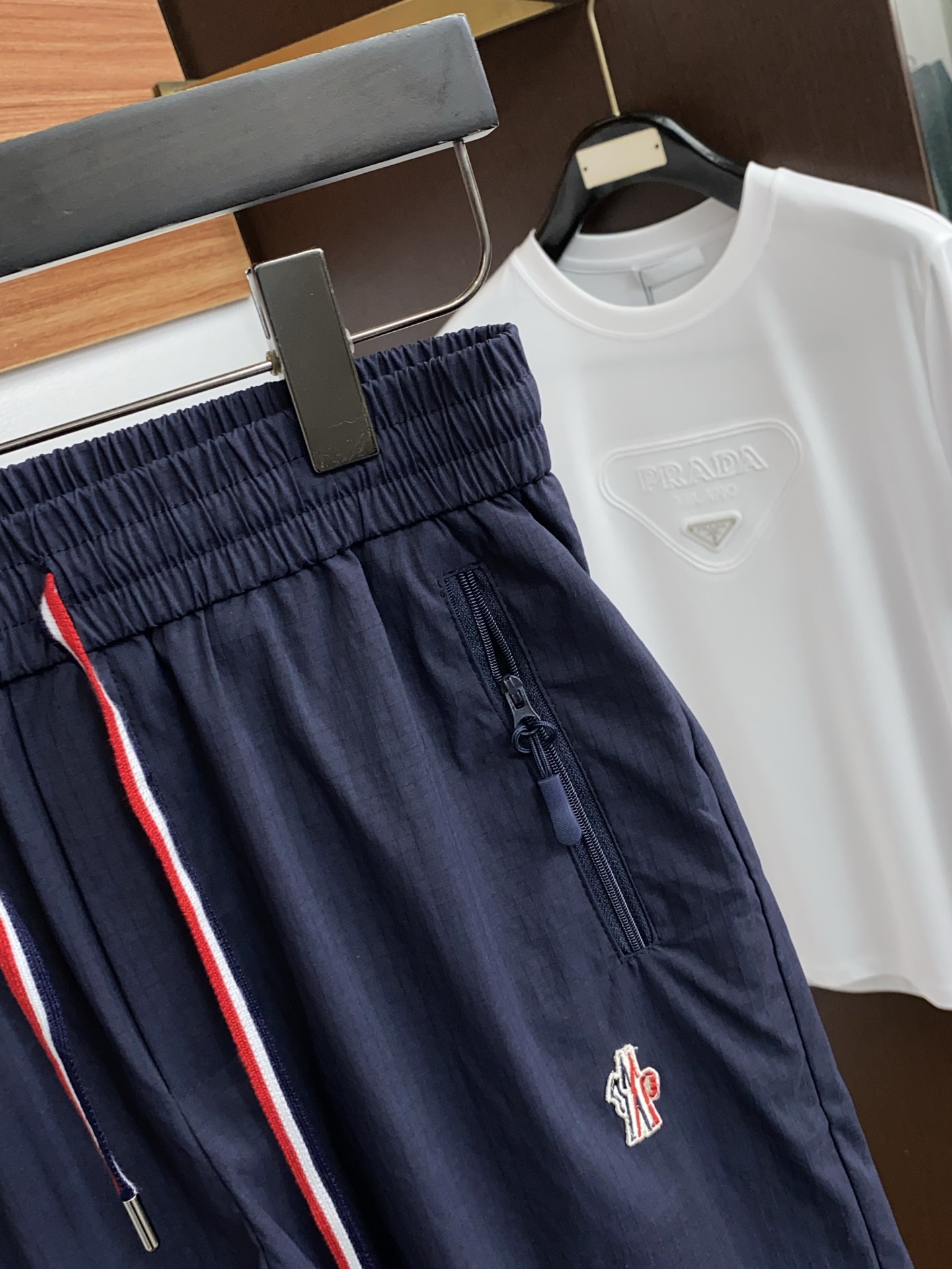 蒙口 春夏新款休闲短裤 品牌经典系列弹力速干面料 舒适度极好，手触感强烈。原版品牌logo 辨识度极高 