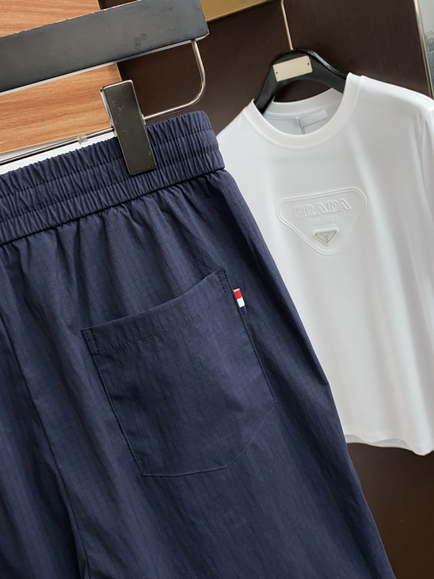 蒙口 春夏新款休闲短裤 品牌经典系列弹力速干面料 舒适度极好，手触感强烈。原版品牌logo 辨识度极高 