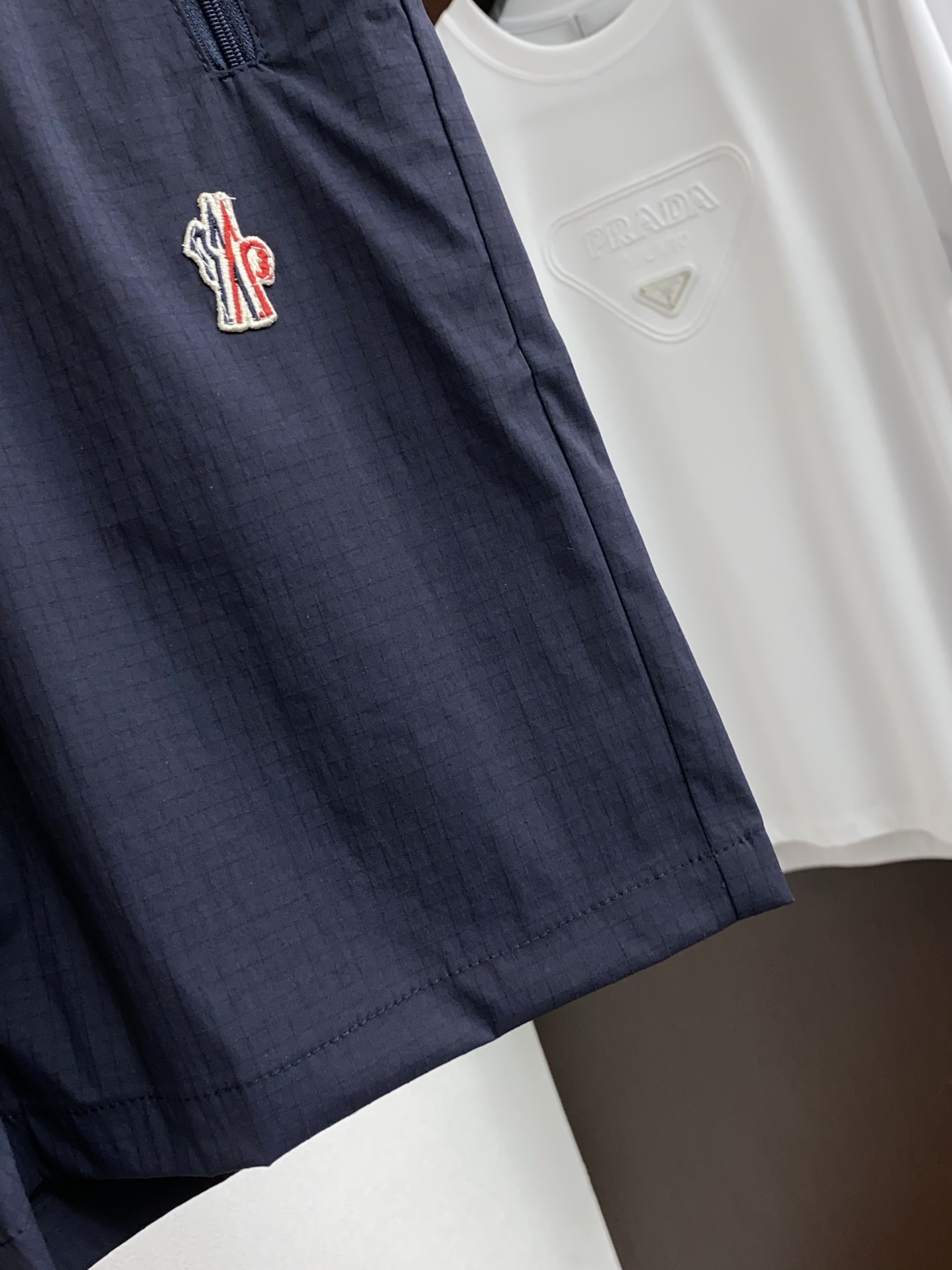 蒙口 春夏新款休闲短裤 品牌经典系列弹力速干面料 舒适度极好，手触感强烈。原版品牌logo 辨识度极高 